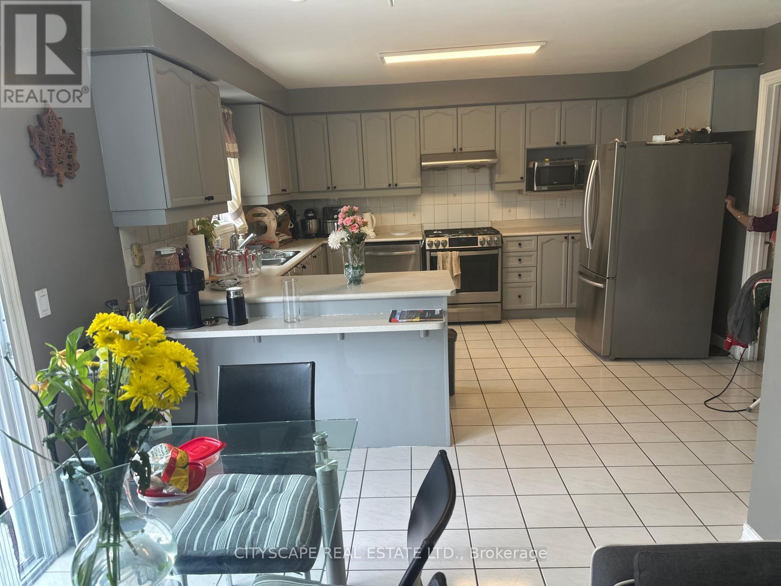 973 Applecroft Circle, Mississauga, Ontario  L5V 2A5 - Photo 6 - W12148630