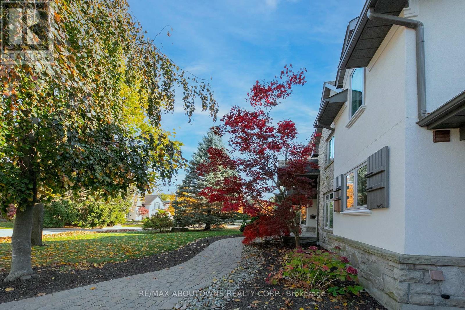 116 Parkwood Court, Oakville, Ontario  L6J 7W6 - Photo 2 - W12205295