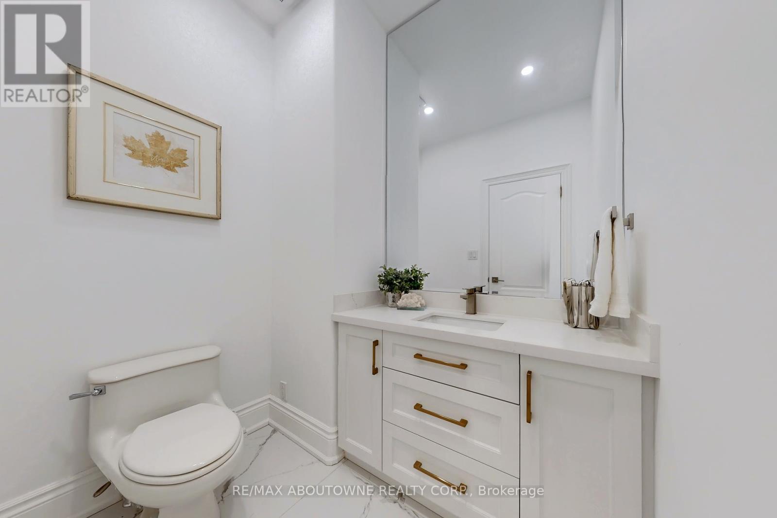 116 Parkwood Court, Oakville, Ontario  L6J 7W6 - Photo 21 - W12205295