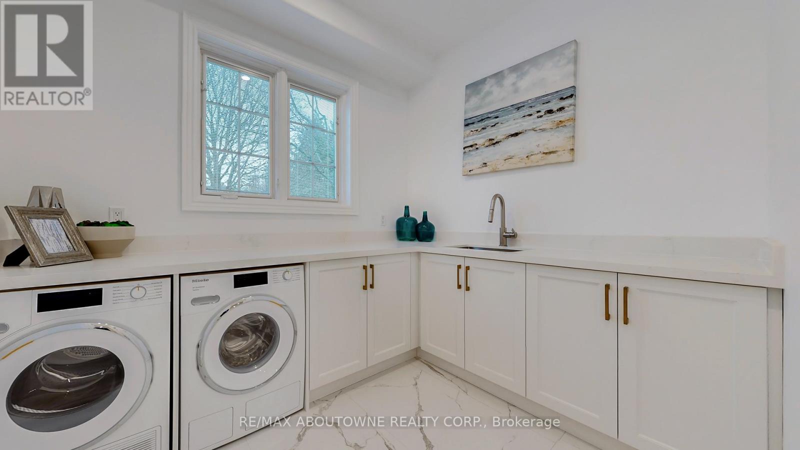116 Parkwood Court, Oakville, Ontario  L6J 7W6 - Photo 20 - W12205295