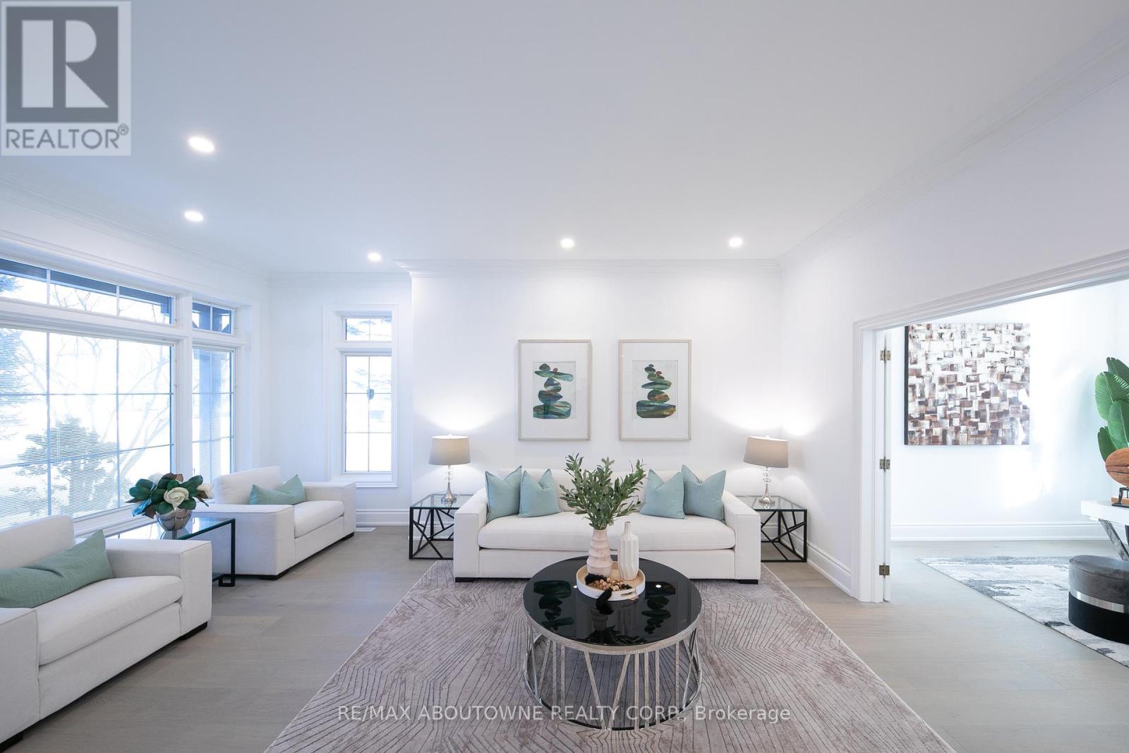 116 Parkwood Court, Oakville, Ontario  L6J 7W6 - Photo 4 - W12205295