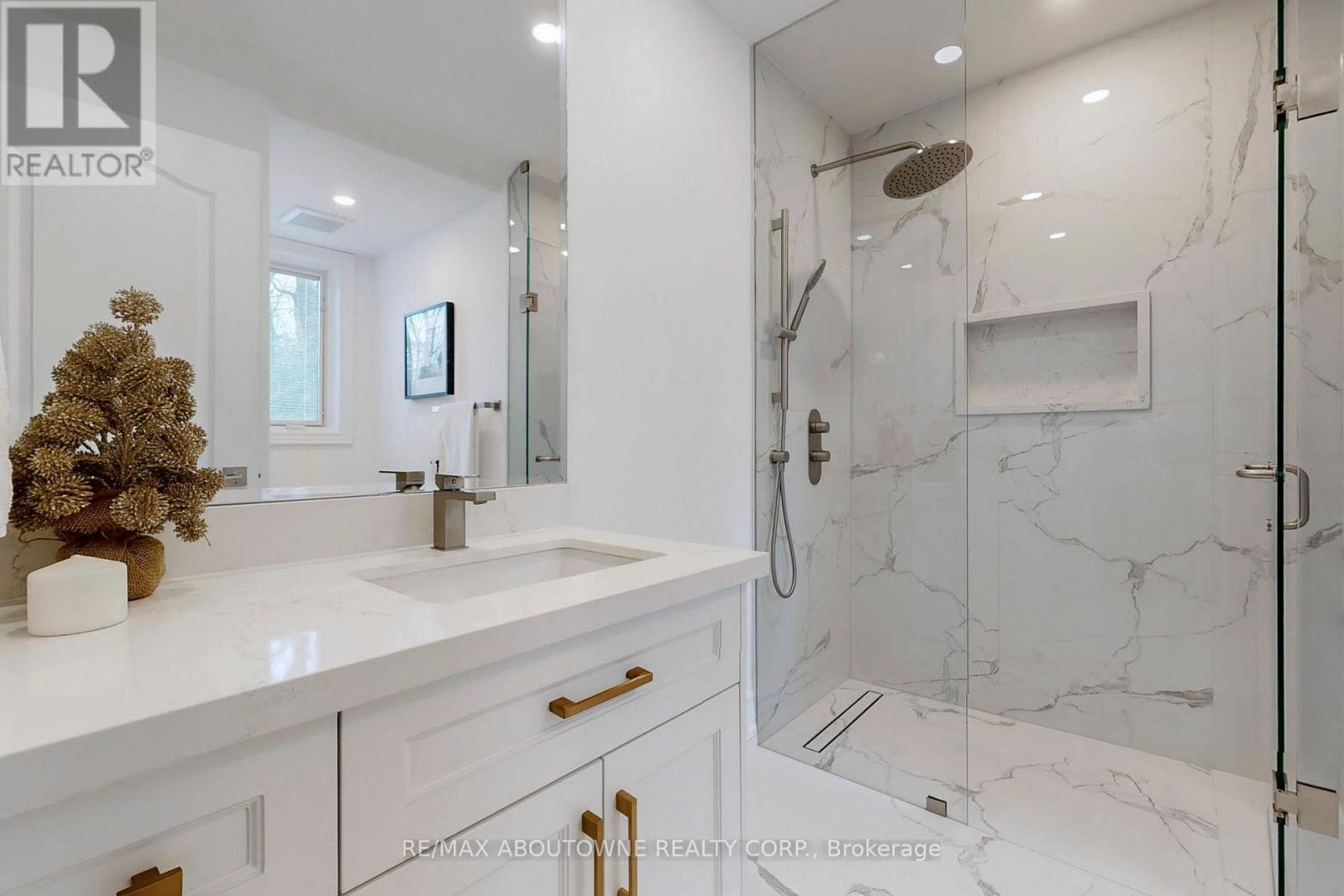116 Parkwood Court, Oakville, Ontario  L6J 7W6 - Photo 32 - W12205295
