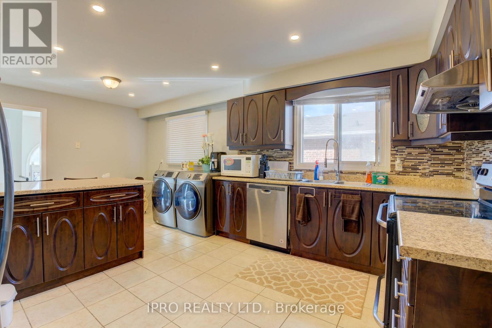 208 Meadows Boulevard, Mississauga, Ontario  L4Z 1J9 - Photo 9 - W12208212