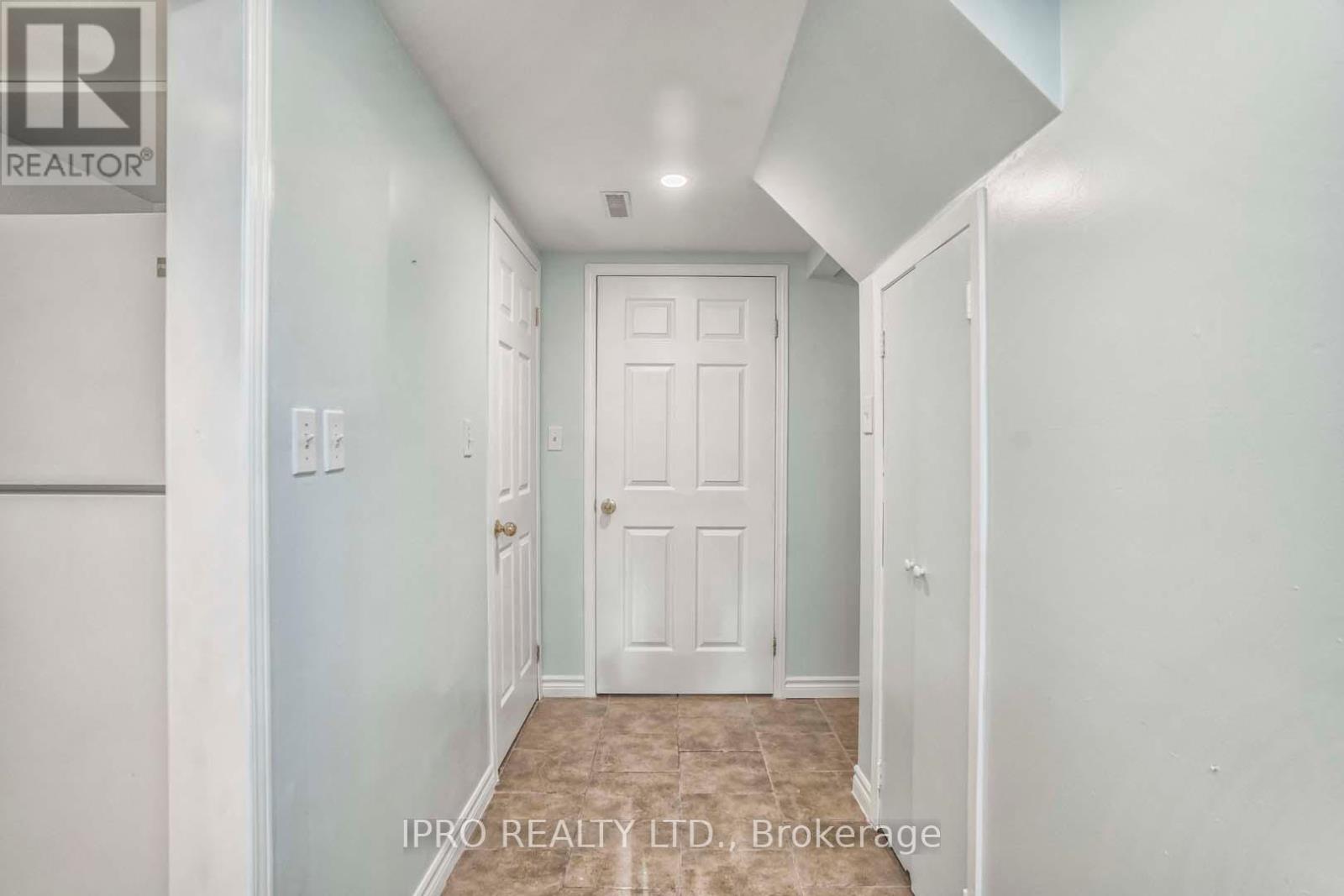 Unit 2 - 3614 Holden Crescent, Mississauga, Ontario  L5A 2V8 - Photo 4 - W12208214