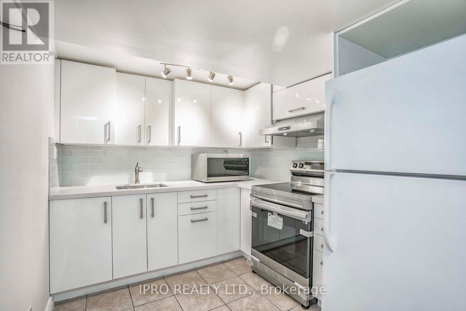 Unit 2 - 3614 Holden Crescent, Mississauga, Ontario  L5A 2V8 - Photo 9 - W12208214
