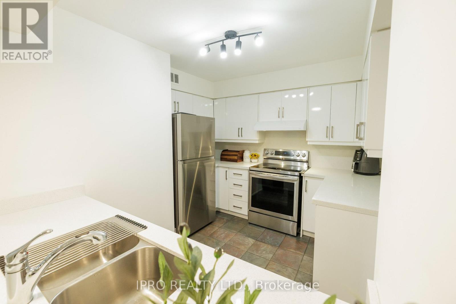408 - 50 Eglinton Avenue W, Mississauga, Ontario  L5R 3P5 - Photo 10 - W12208243