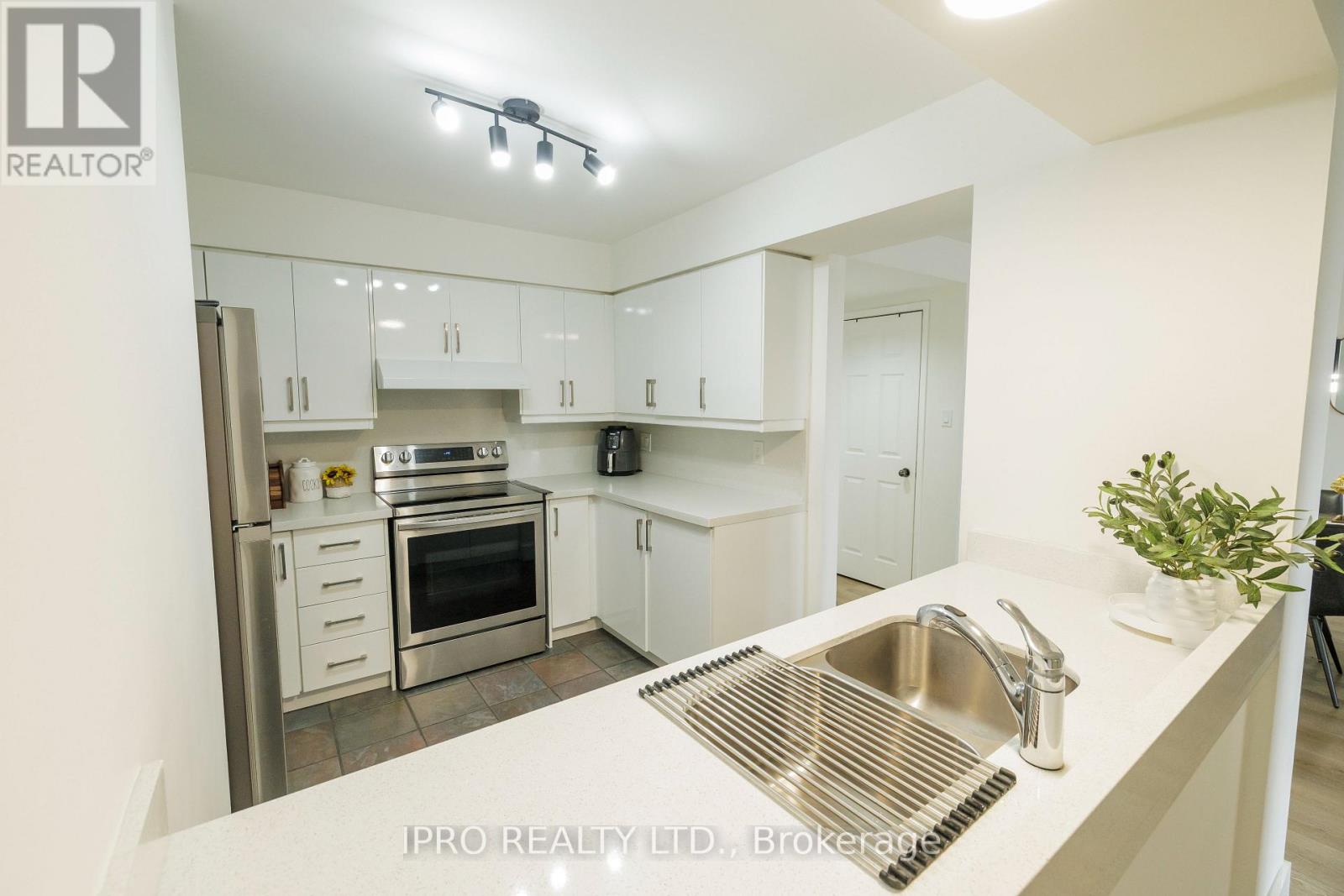 408 - 50 Eglinton Avenue W, Mississauga, Ontario  L5R 3P5 - Photo 11 - W12208243