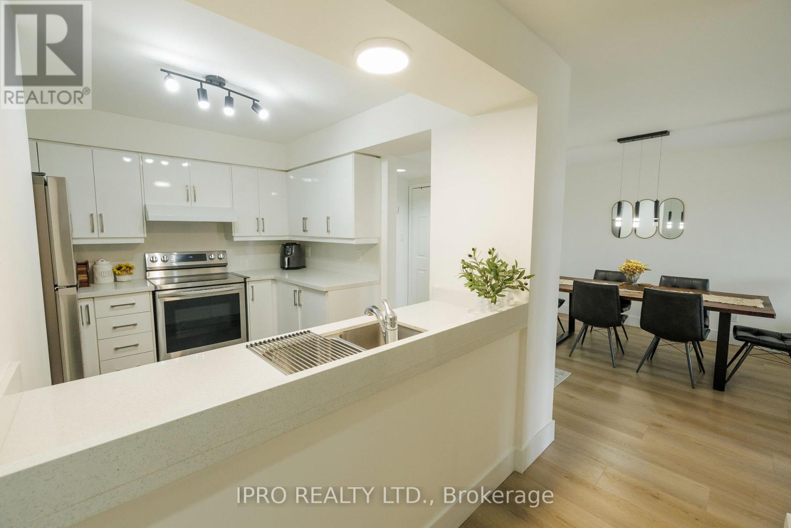 408 - 50 Eglinton Avenue W, Mississauga, Ontario  L5R 3P5 - Photo 12 - W12208243