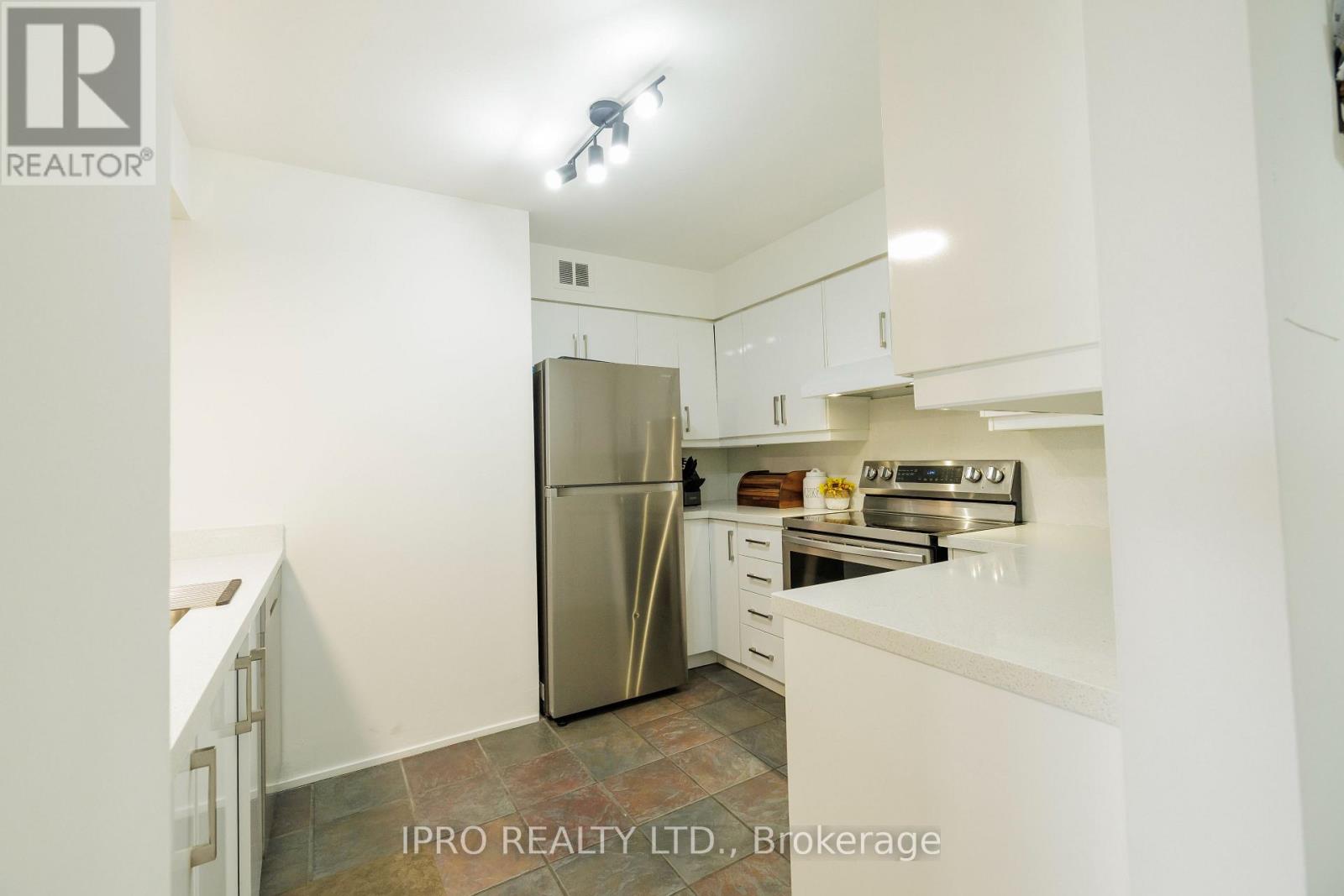 408 - 50 Eglinton Avenue W, Mississauga, Ontario  L5R 3P5 - Photo 9 - W12208243