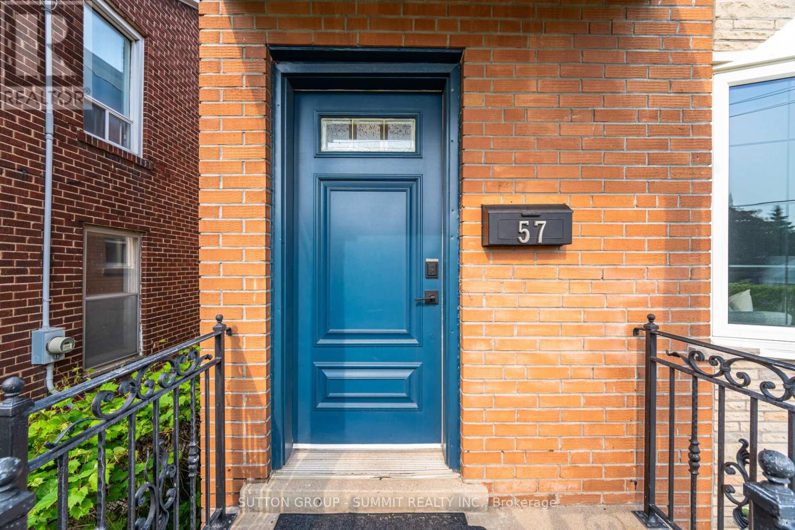 57 Stephen Drive, Toronto, Ontario  M8Y 3M8 - Photo 3 - W12208298