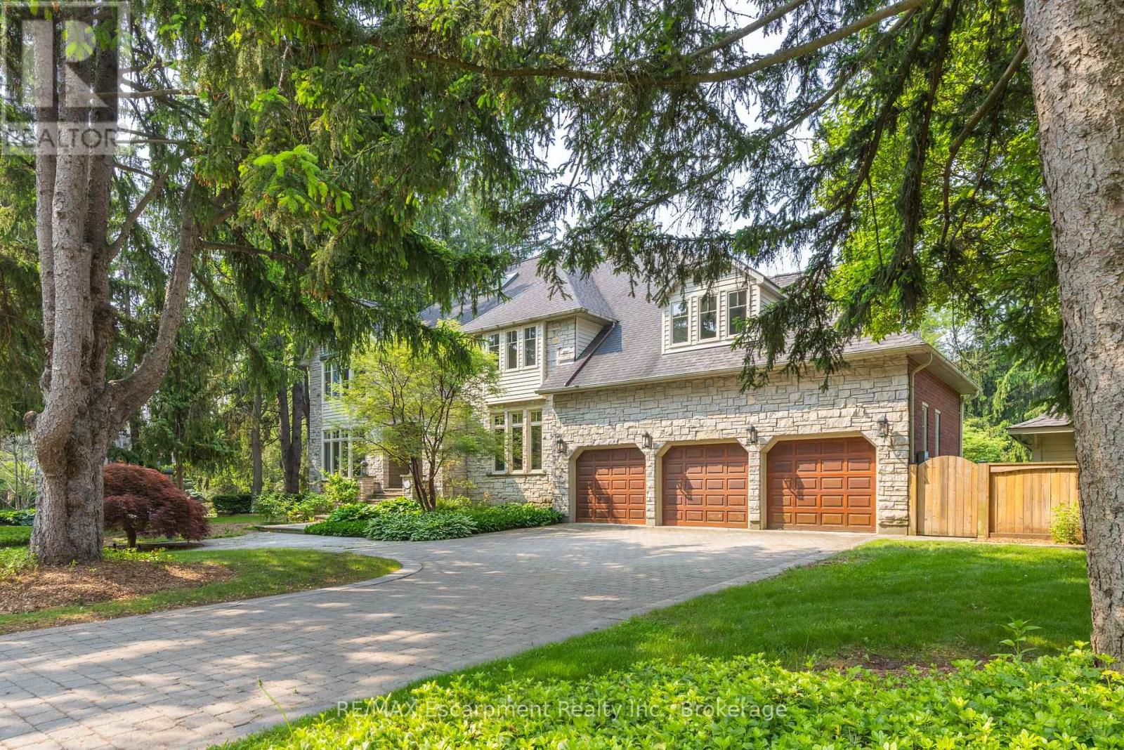 212 Poplar Drive, Oakville, Ontario  L6J 4C8 - Photo 1 - W12208375