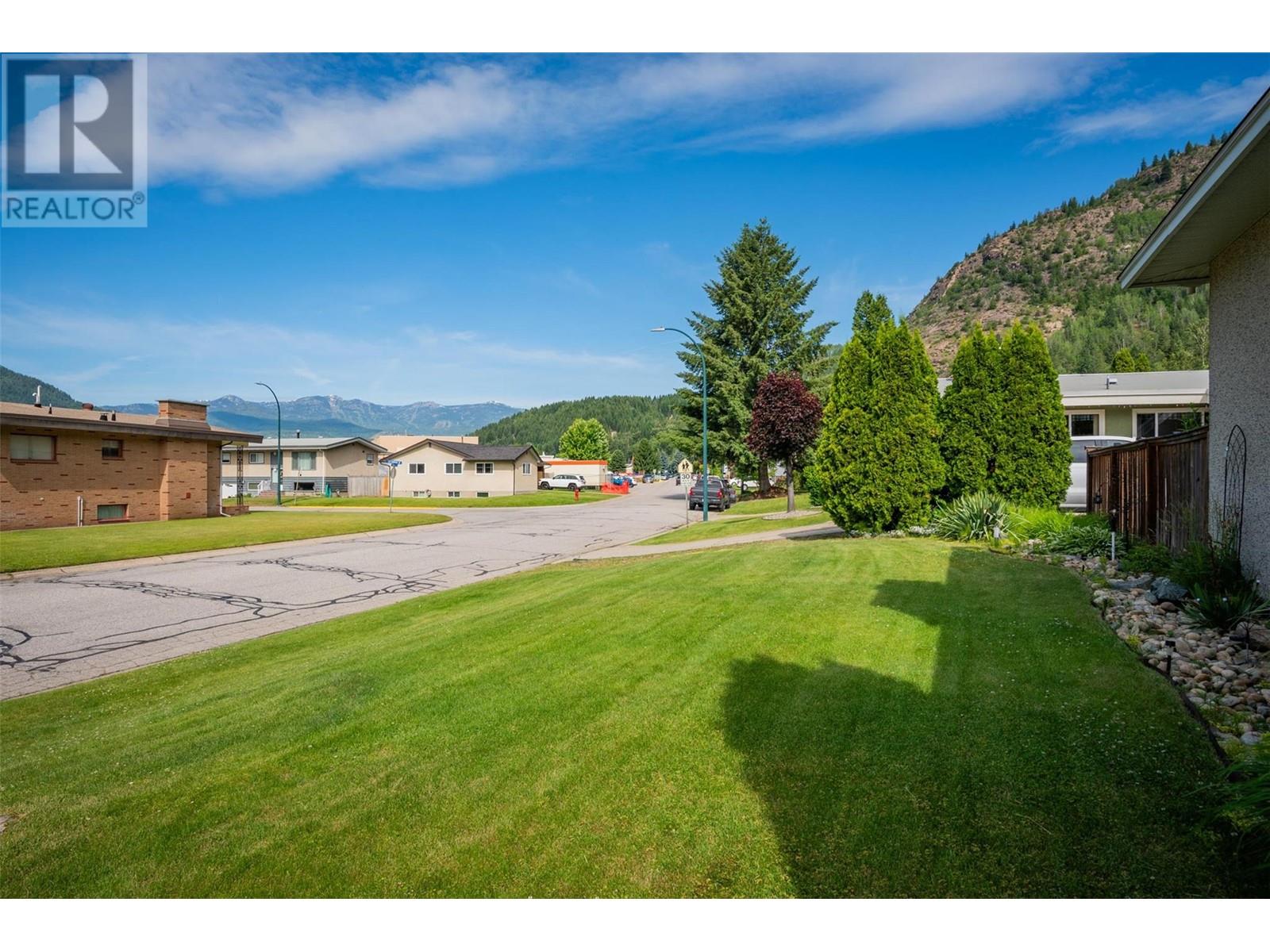 3725 Dogwood Drive, Trail, British Columbia  V1R 2V4 - Photo 7 - 10351372