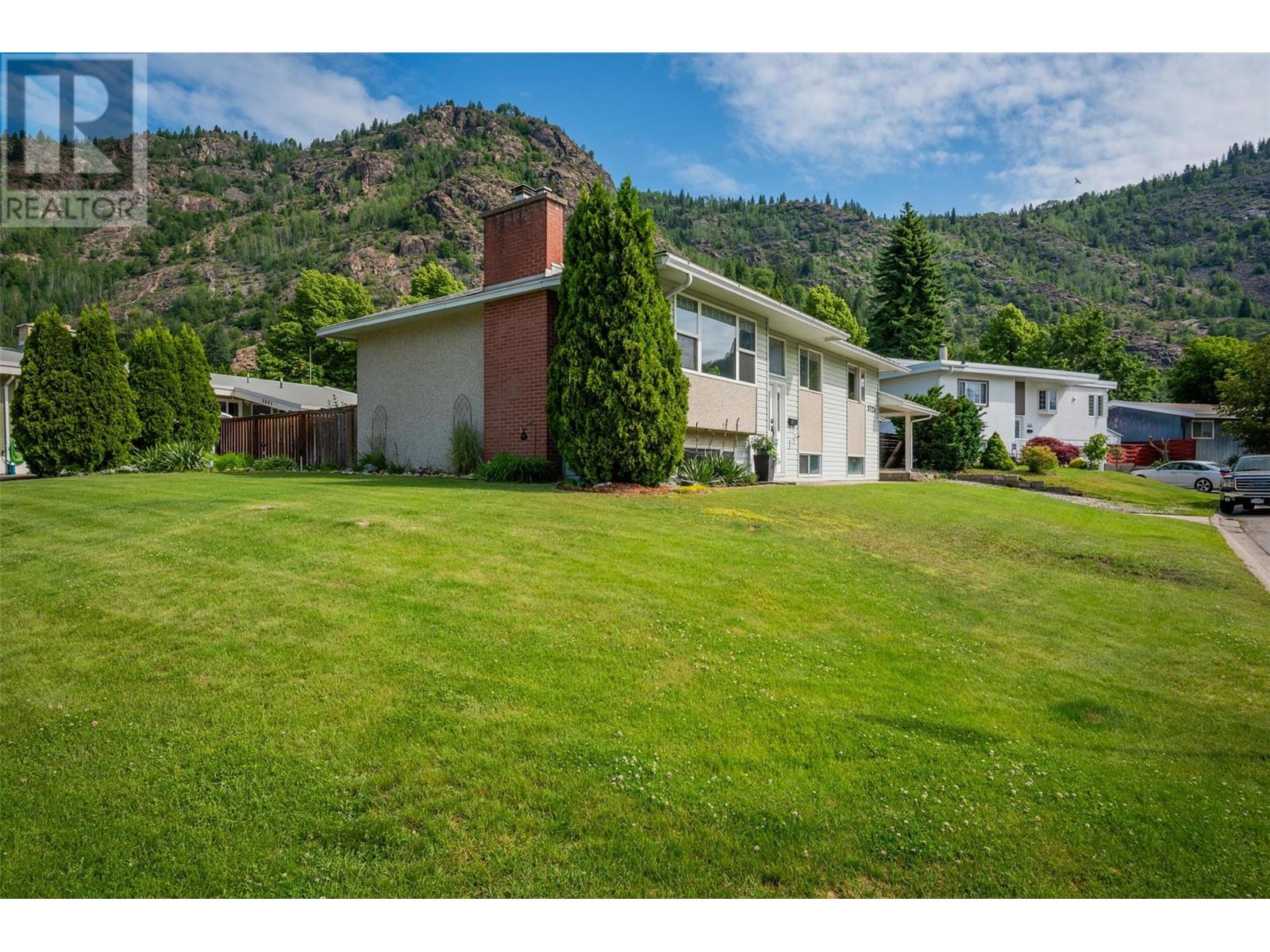 3725 Dogwood Drive, Trail, British Columbia  V1R 2V4 - Photo 3 - 10351372