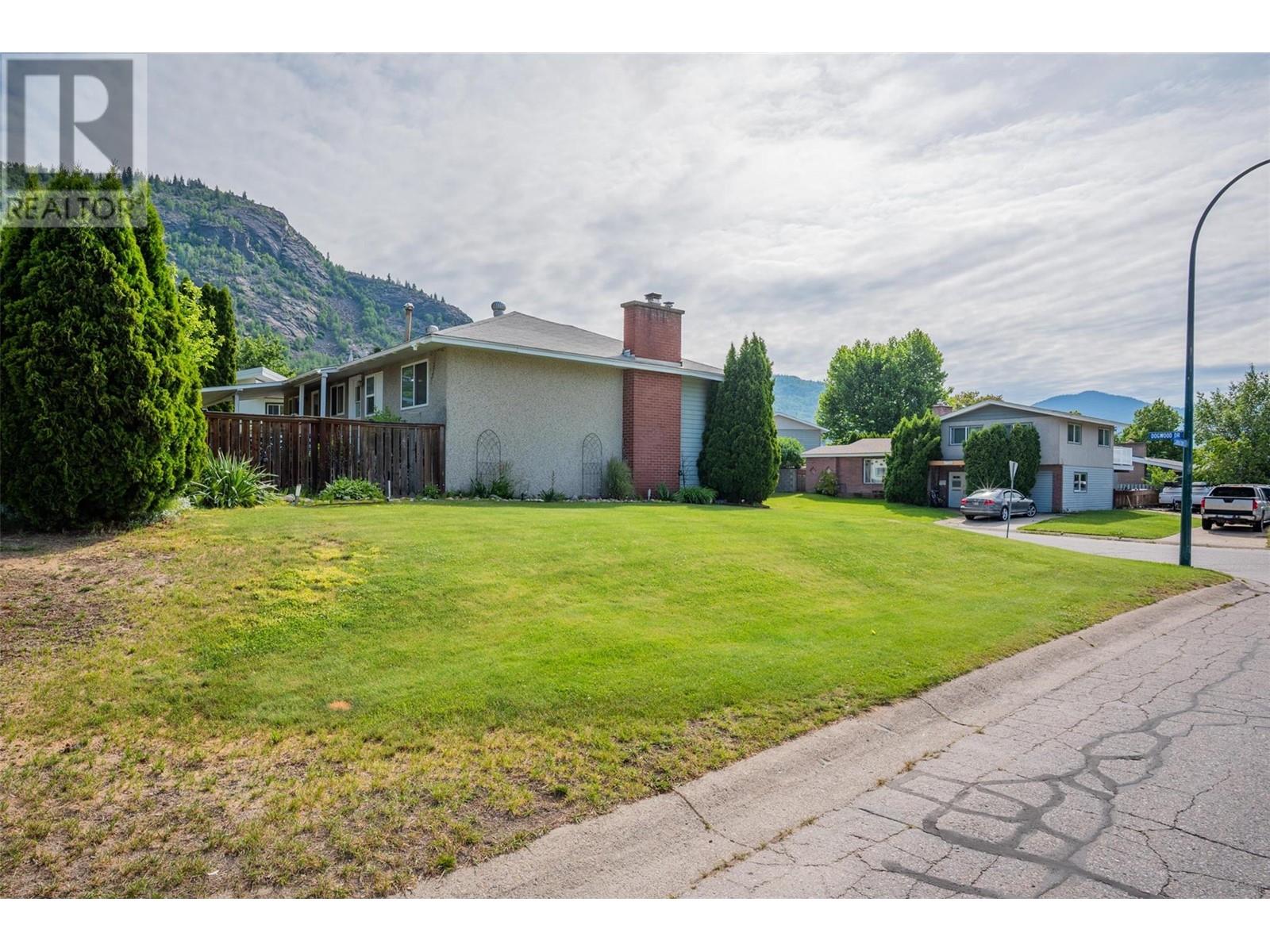 3725 Dogwood Drive, Trail, British Columbia  V1R 2V4 - Photo 5 - 10351372
