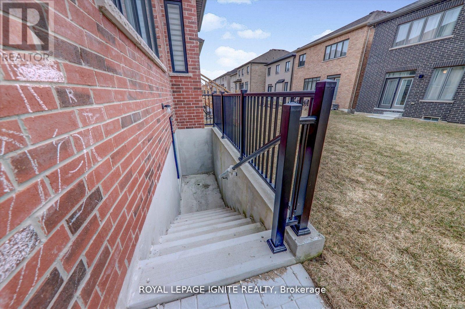 172 Mckean Drive, Whitchurch-Stouffville, Ontario  L4A 5A8 - Photo 38 - N12208345
