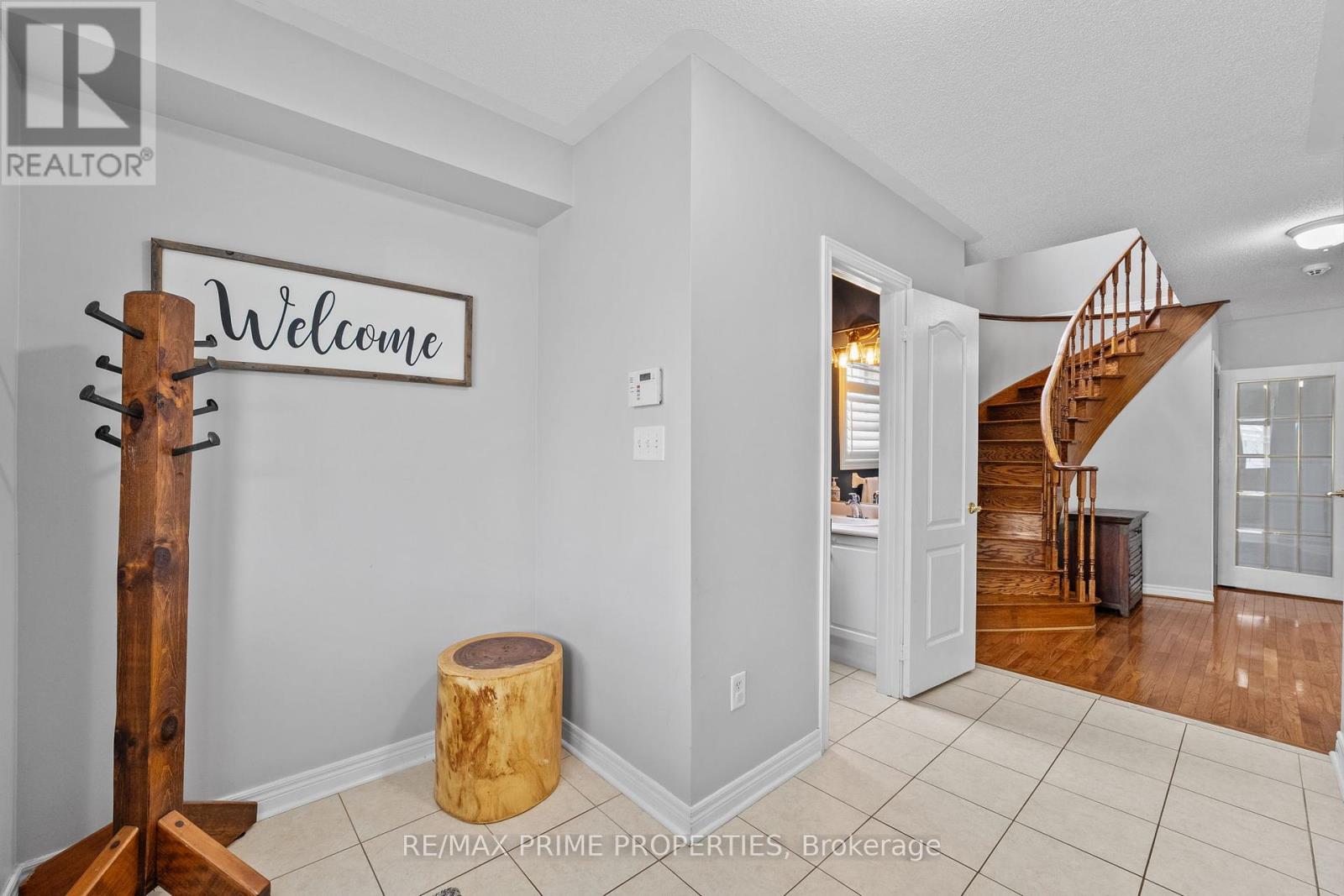 648 Society Crescent, Newmarket, Ontario  L3X 2V8 - Photo 3 - N12208380