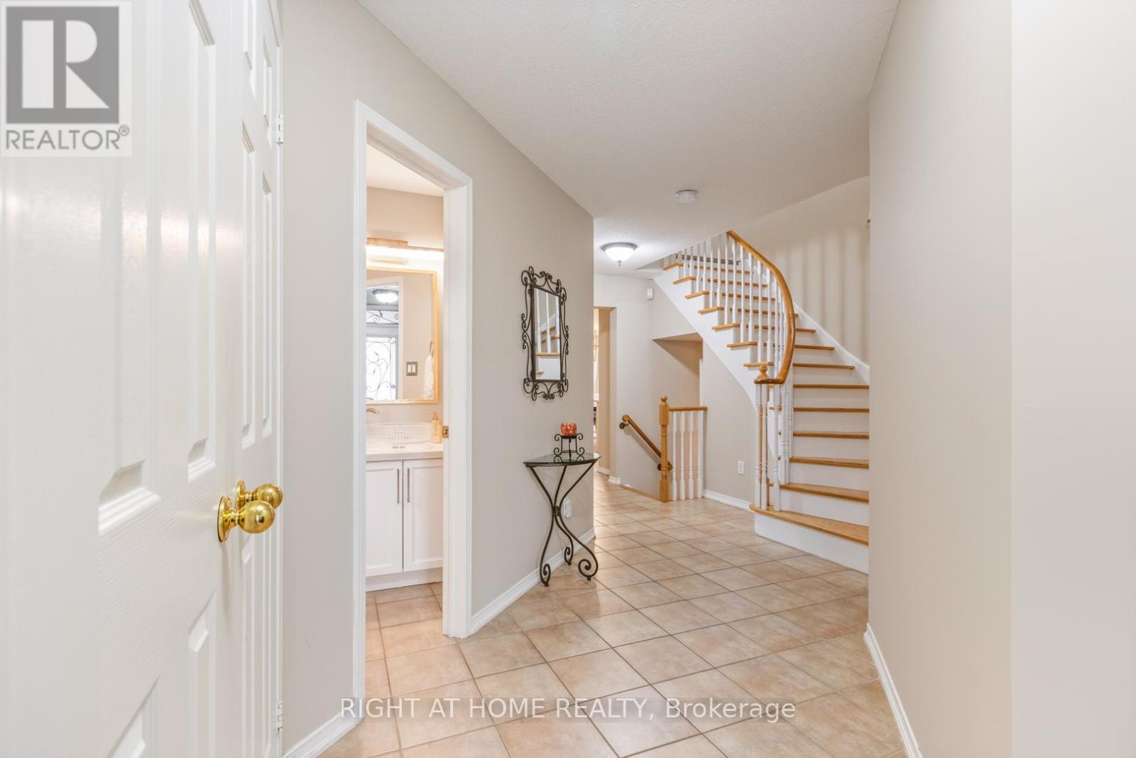 609 Mcbean Avenue, Newmarket, Ontario  L3X 2L5 - Photo 10 - N12208385