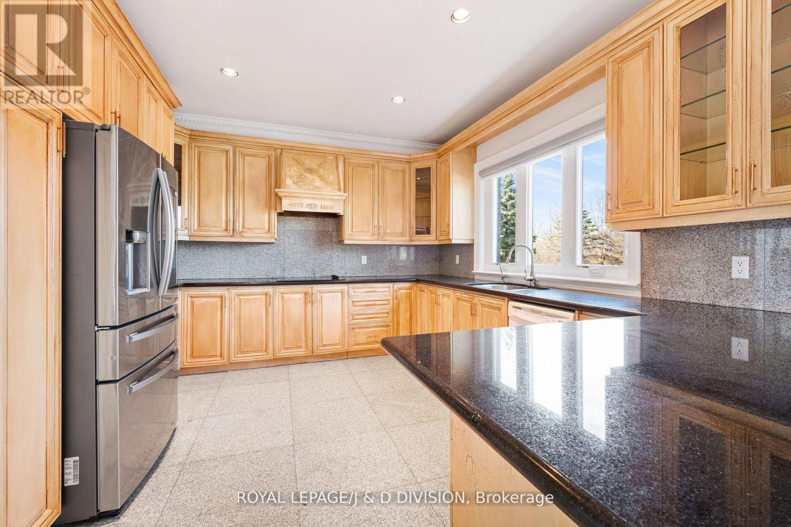 19 Logan Court, Whitchurch-Stouffville, Ontario  L4A 7X5 - Photo 10 - N12208388