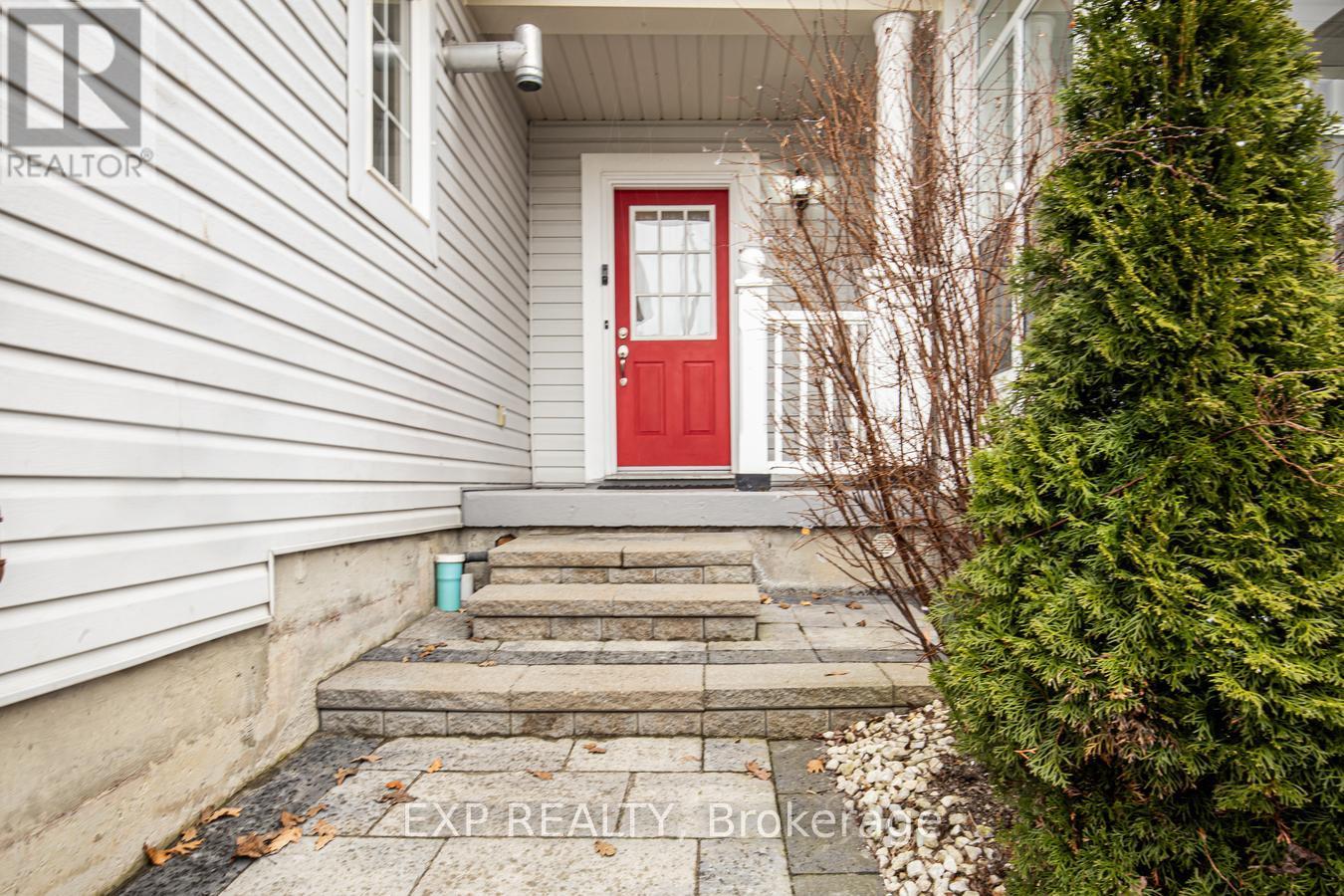 5 Mcgahey Street, New Tecumseth, Ontario  L0G 1W0 - Photo 2 - N12208402