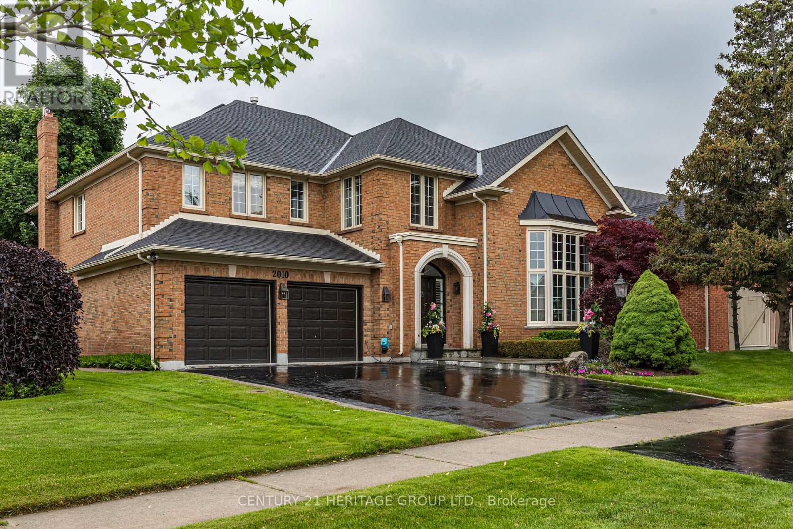 2010 Parklane Crescent, Burlington (Rose), Ontario  L7M 3V5 - Photo 1 - W12208376