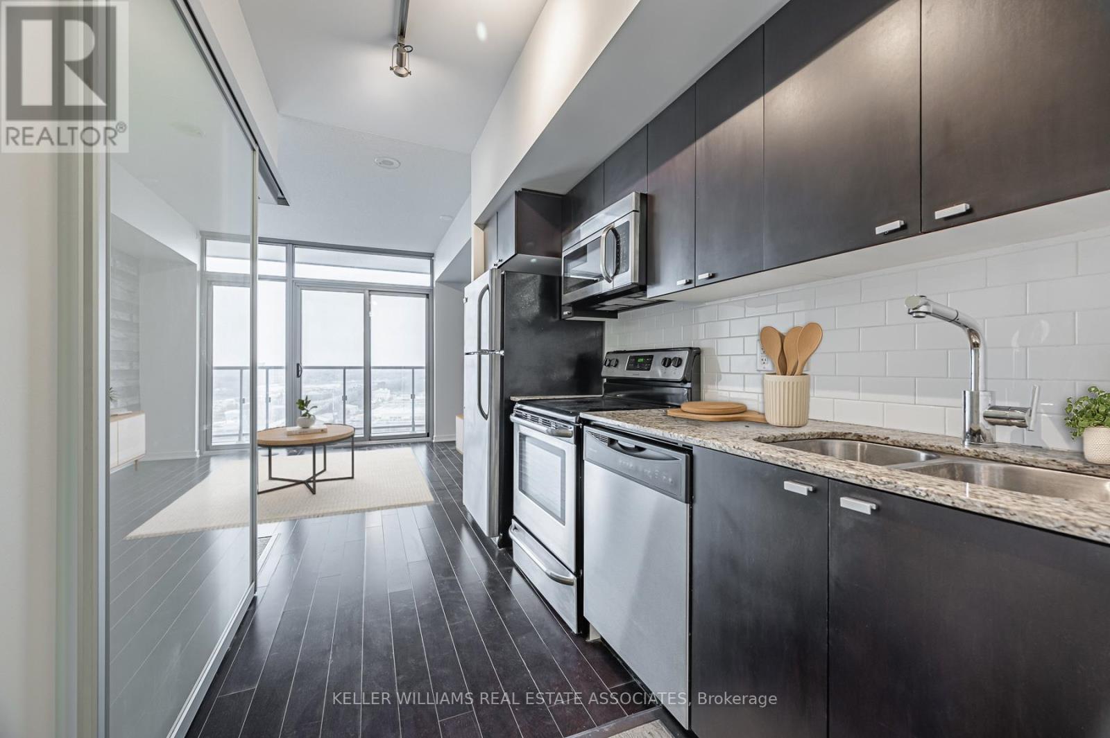 2206 - 105 The Queensway, Toronto (High Park-Swansea), Ontario  M6S 5B5 - Photo 2 - W12208432