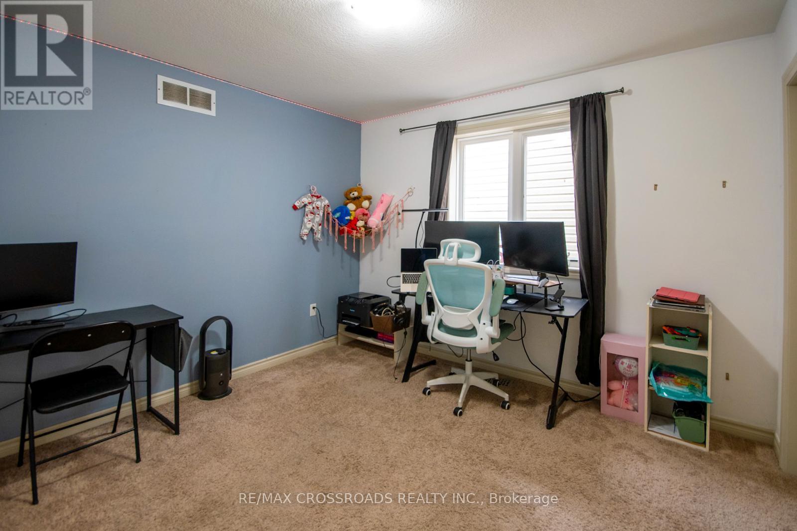 518 Isaiah Crescent, Kitchener, Ontario  N2E 0B4 - Photo 16 - X12208323