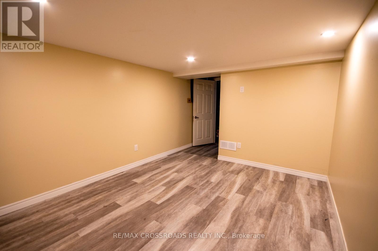 518 Isaiah Crescent, Kitchener, Ontario  N2E 0B4 - Photo 20 - X12208323