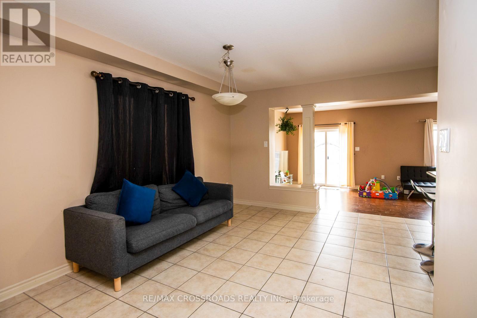 518 Isaiah Crescent, Kitchener, Ontario  N2E 0B4 - Photo 4 - X12208323
