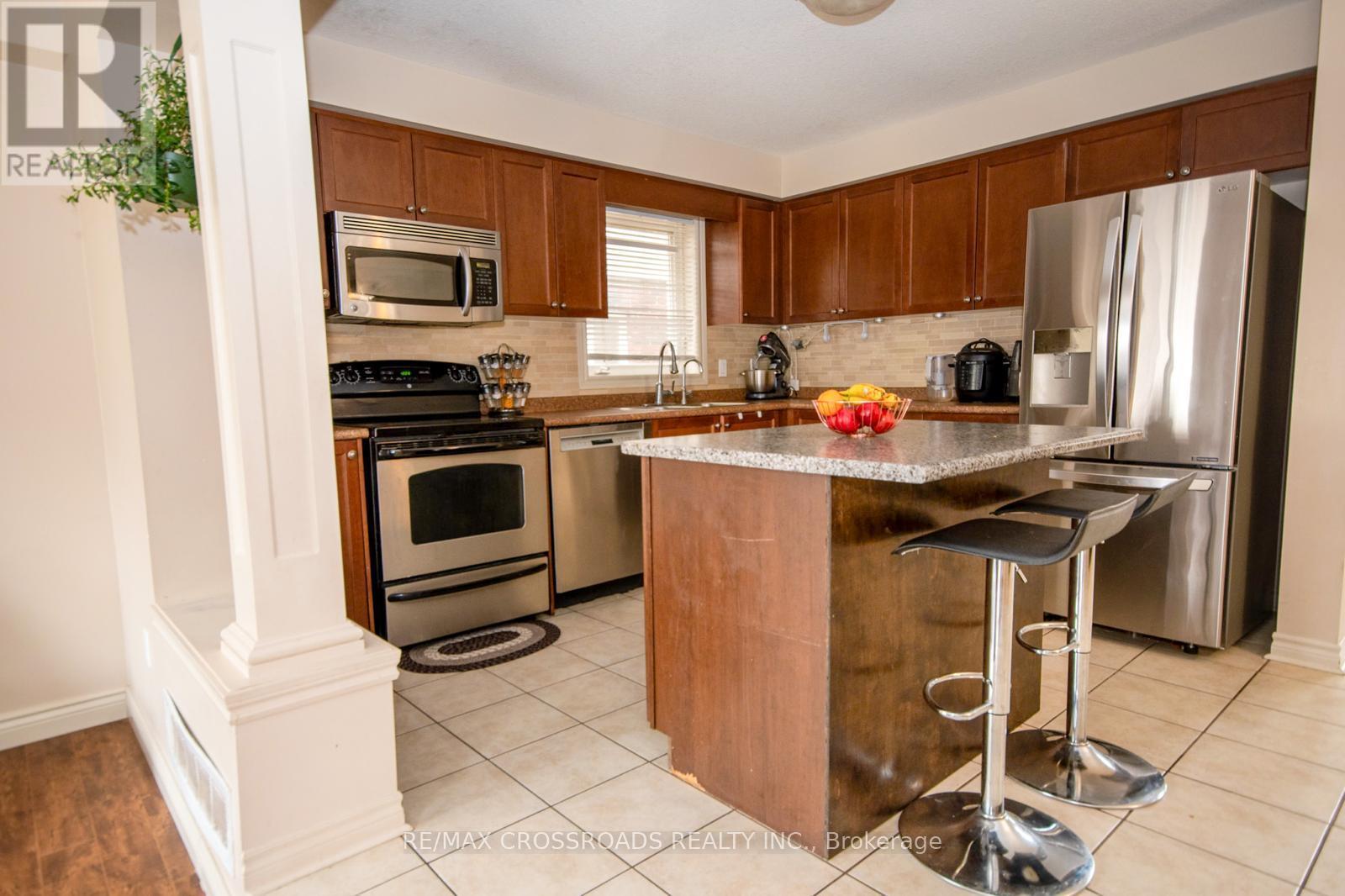518 Isaiah Crescent, Kitchener, Ontario  N2E 0B4 - Photo 5 - X12208323