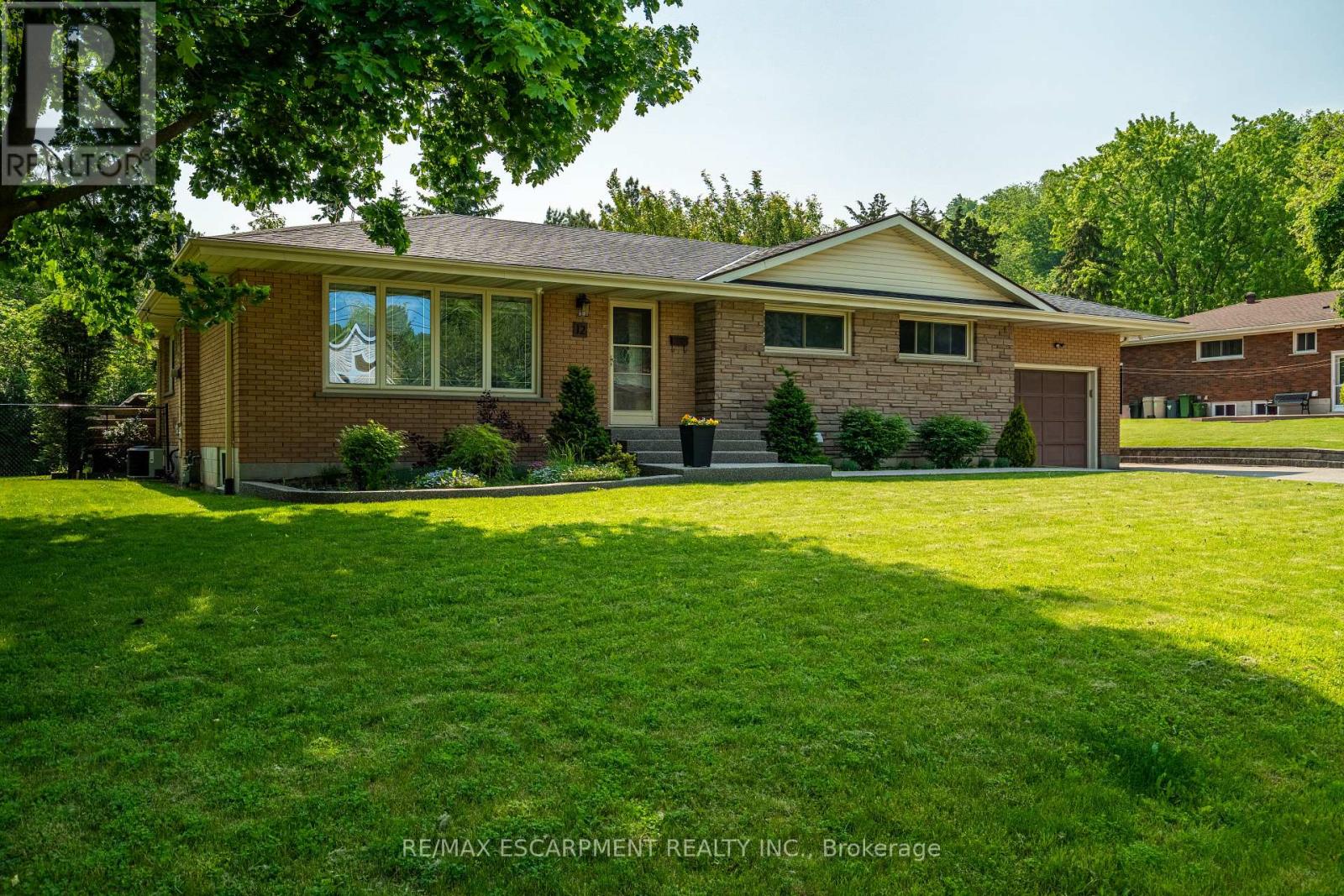12 Southmeadow Court, Hamilton, Ontario  L8G 3H2 - Photo 2 - X12208364