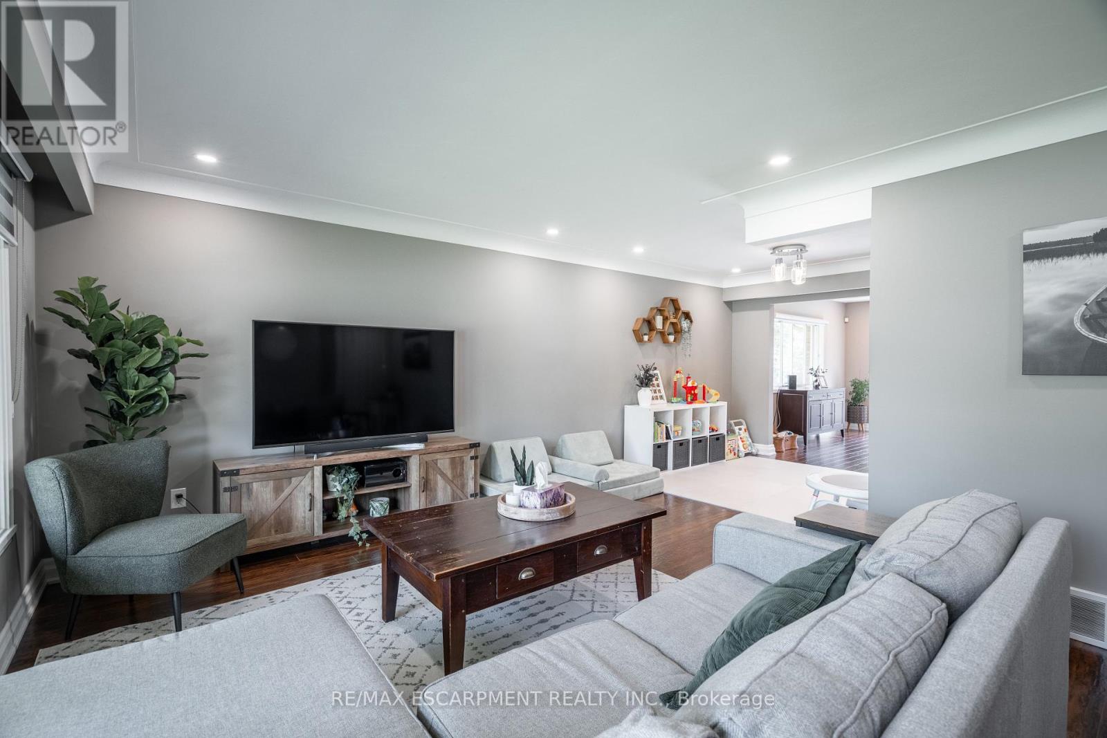 12 Southmeadow Court, Hamilton, Ontario  L8G 3H2 - Photo 4 - X12208364