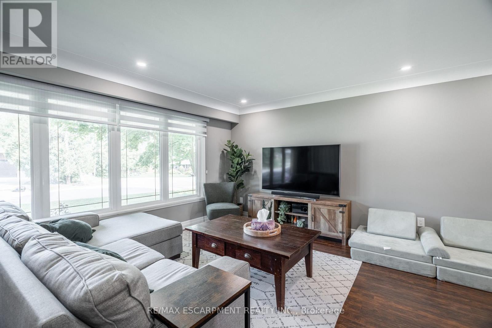 12 Southmeadow Court, Hamilton, Ontario  L8G 3H2 - Photo 5 - X12208364