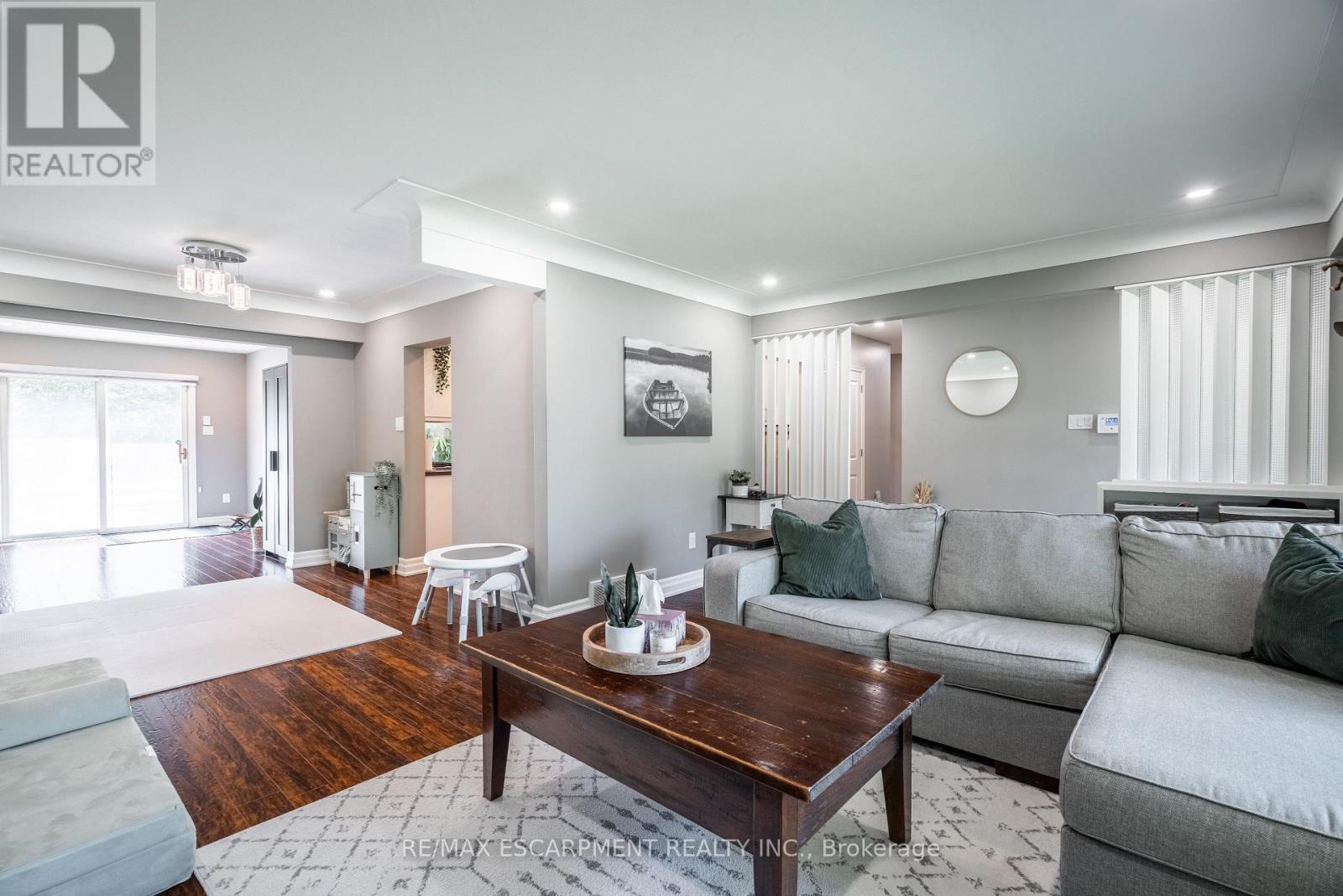 12 Southmeadow Court, Hamilton, Ontario  L8G 3H2 - Photo 6 - X12208364