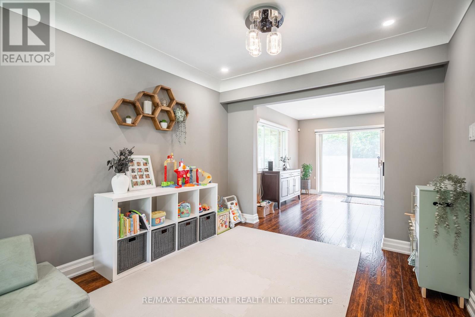12 Southmeadow Court, Hamilton, Ontario  L8G 3H2 - Photo 8 - X12208364