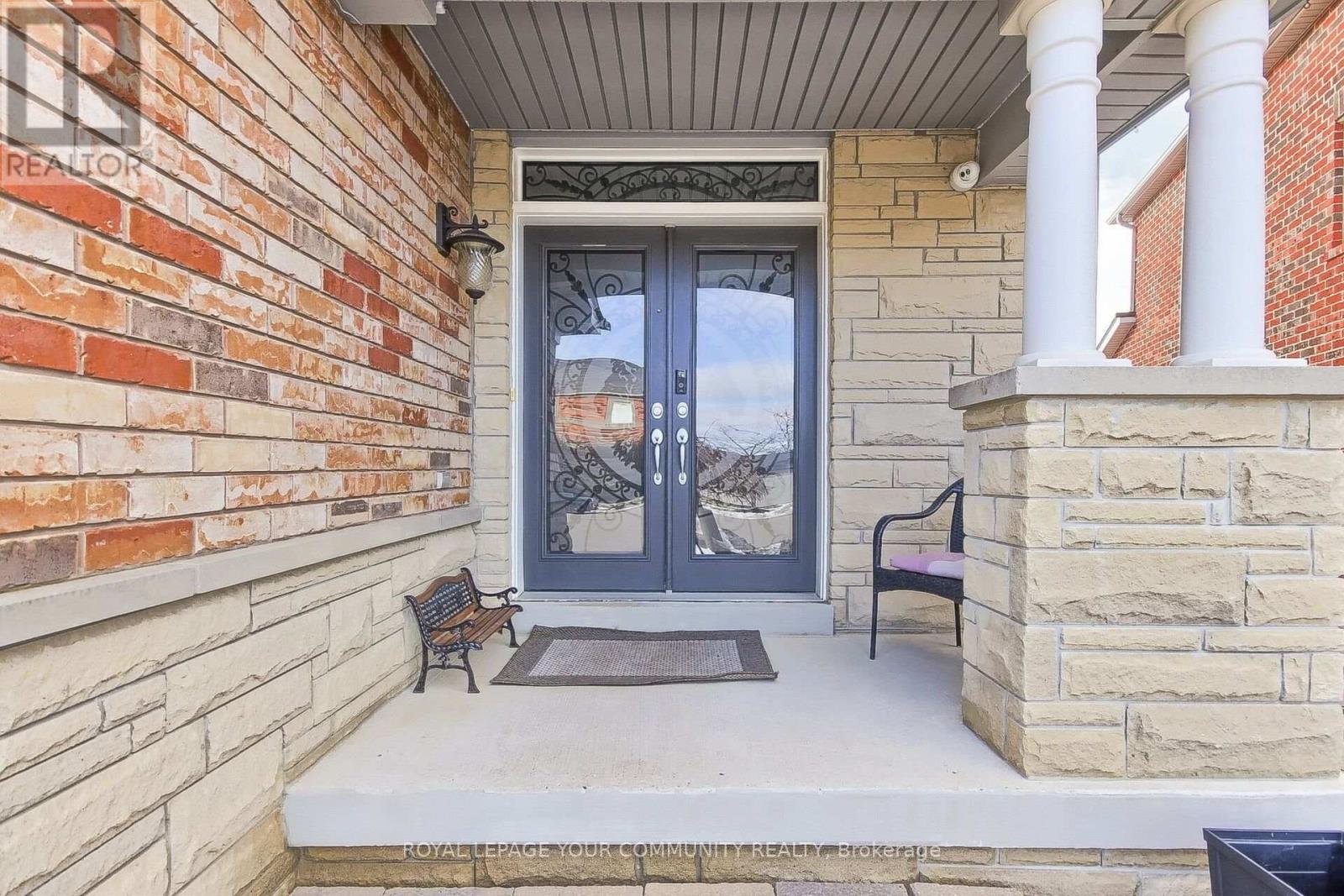 63 Cousteau Drive, Bradford West Gwillimbury, Ontario  L3Z 0H8 - Photo 2 - N12145909