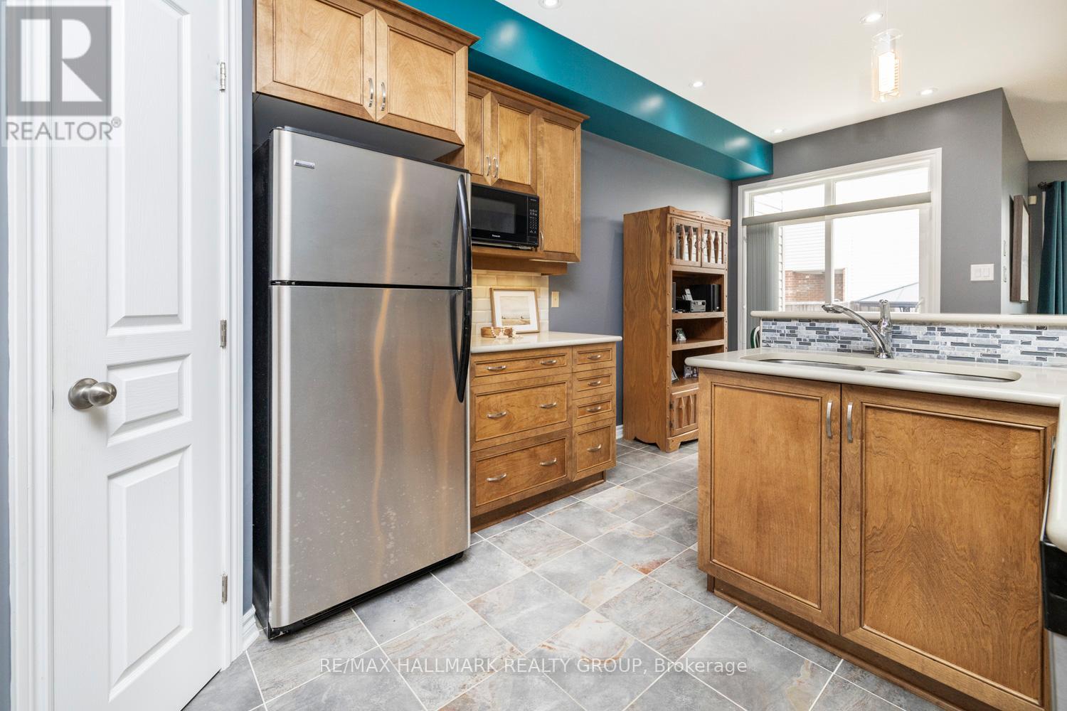 202 Waymark Crescent, Ottawa, Ontario  K2M 0A6 - Photo 12 - X12208470