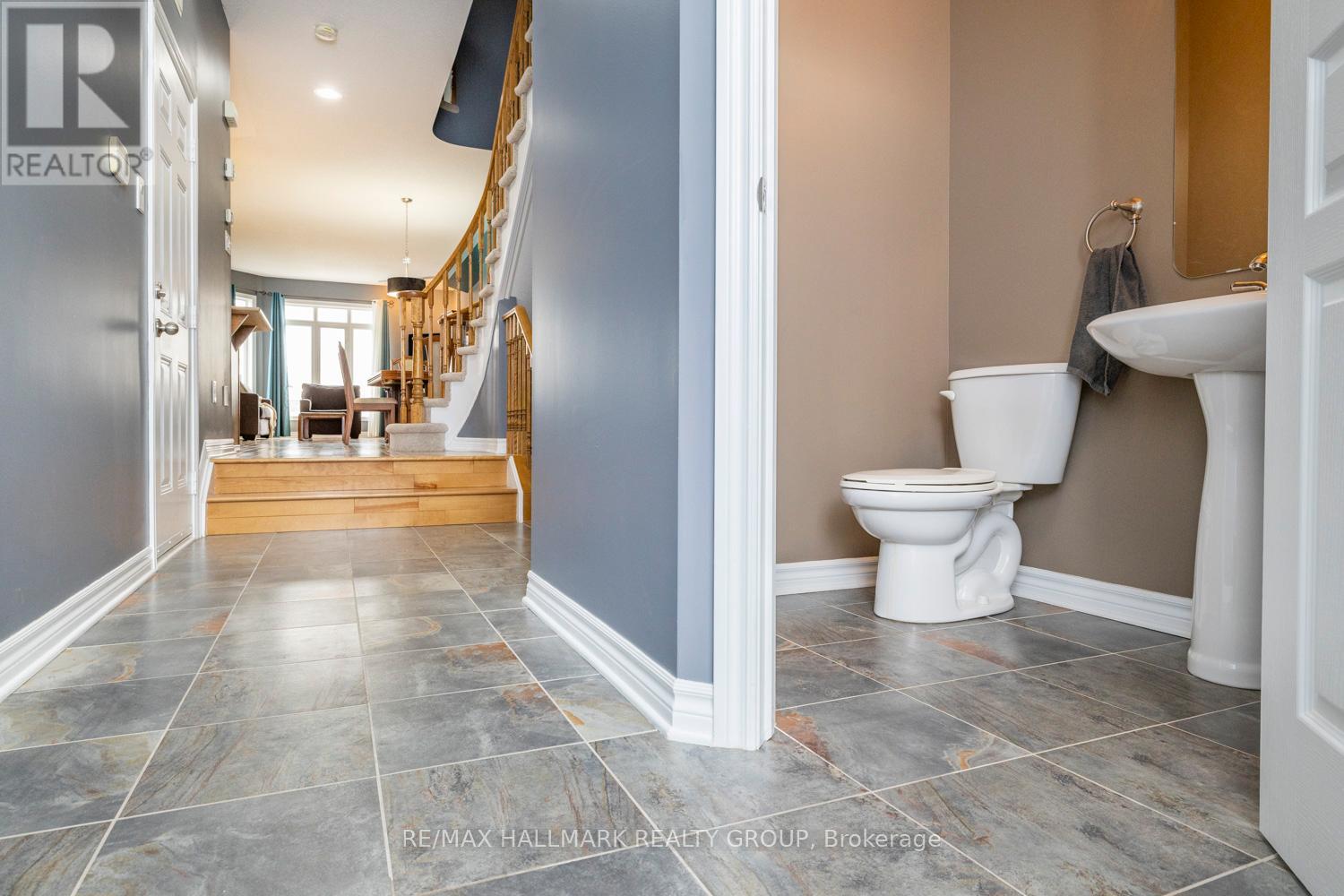 202 Waymark Crescent, Ottawa, Ontario  K2M 0A6 - Photo 4 - X12208470