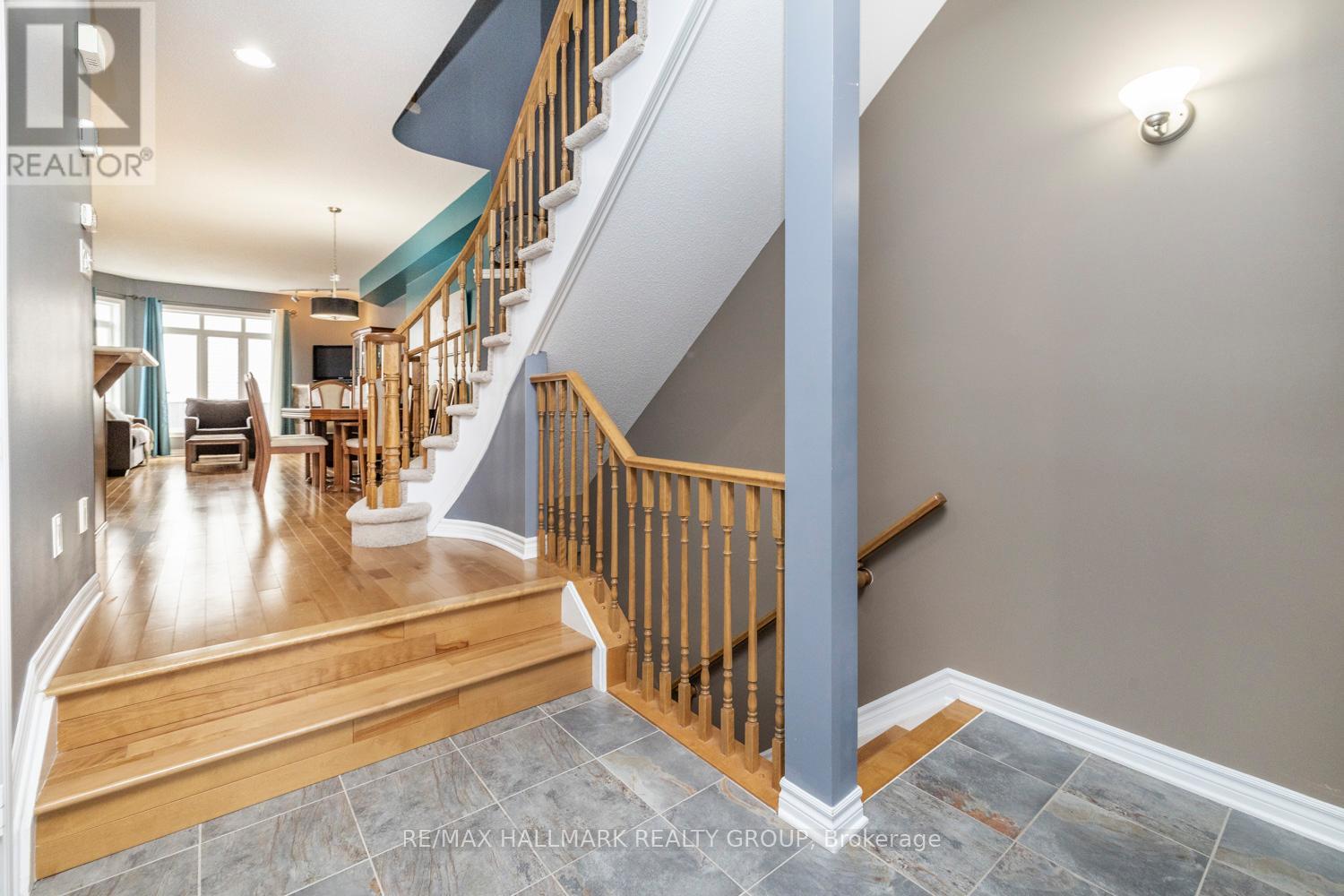 202 Waymark Crescent, Ottawa, Ontario  K2M 0A6 - Photo 5 - X12208470