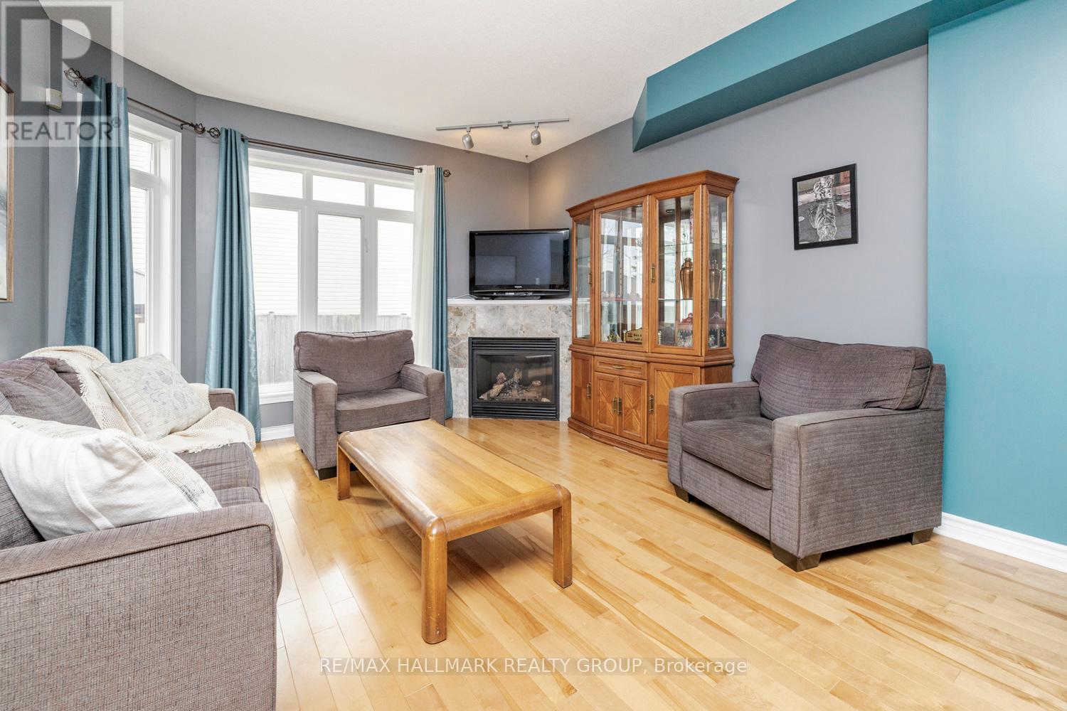 202 Waymark Crescent, Ottawa, Ontario  K2M 0A6 - Photo 7 - X12208470