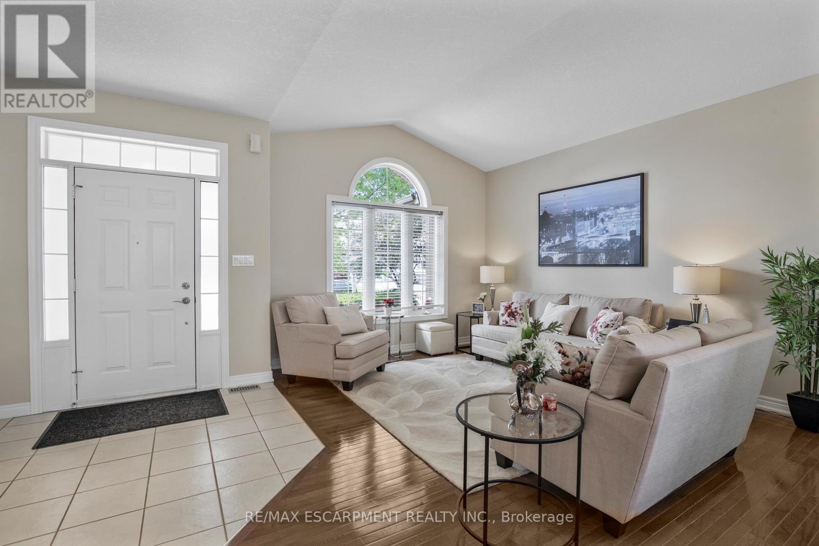 14 Mapleview Drive, Haldimand, Ontario  N0A 1H0 - Photo 11 - X12208467