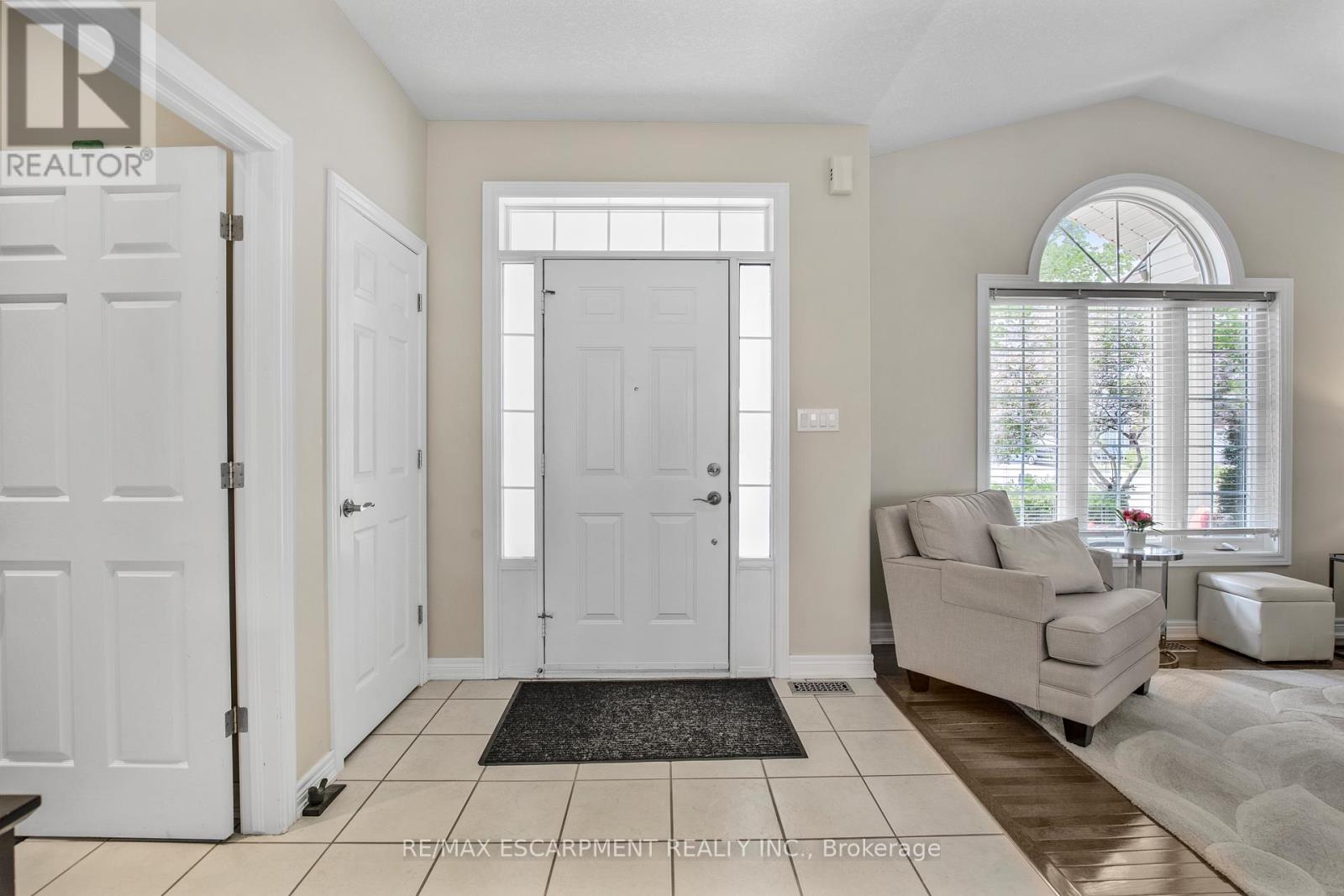 14 Mapleview Drive, Haldimand, Ontario  N0A 1H0 - Photo 8 - X12208467