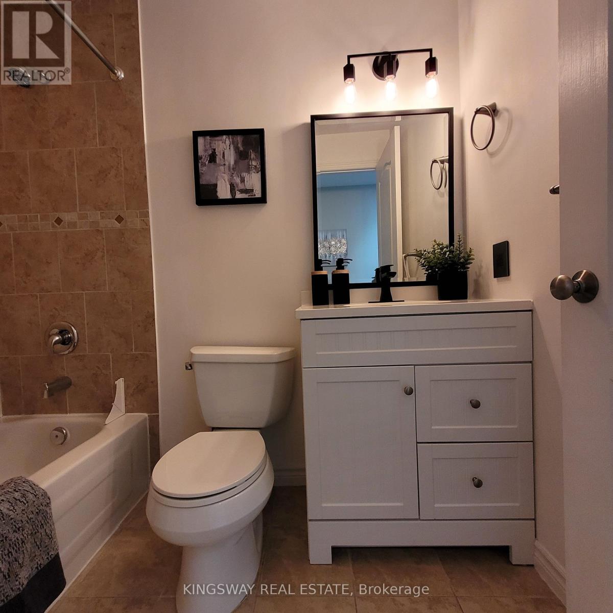 74b Coxwell Avenue, Toronto, Ontario  M4L 3A7 - Photo 17 - E12208519