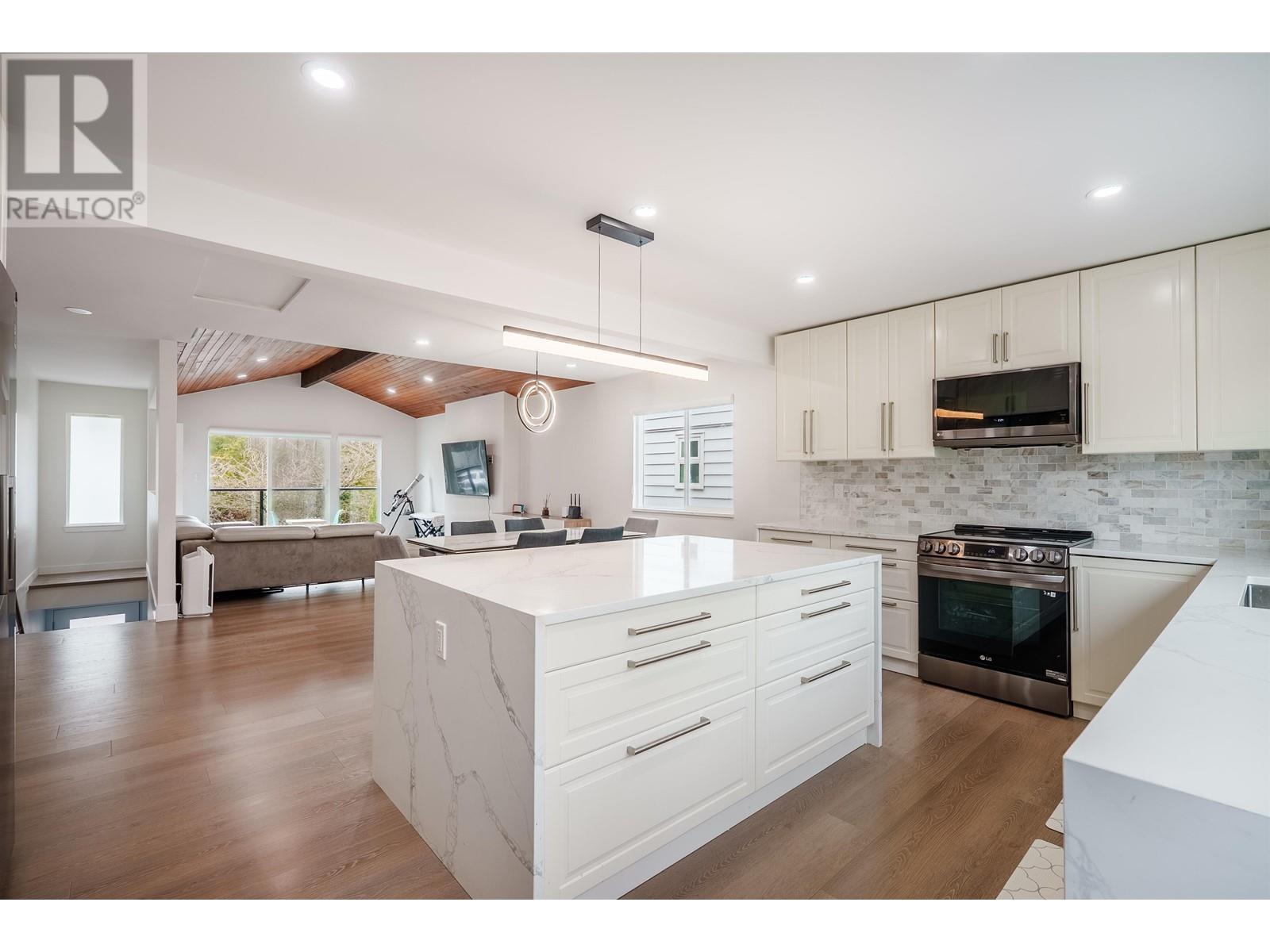 757 E 18TH STREET, North Vancouver, British Columbia