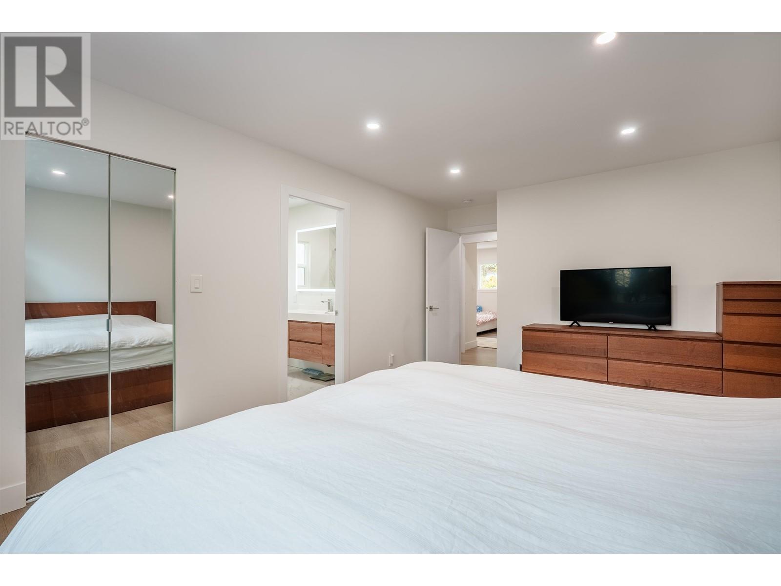 757 E 18th Street, North Vancouver, British Columbia  V7L 2Y7 - Photo 11 - R2981421