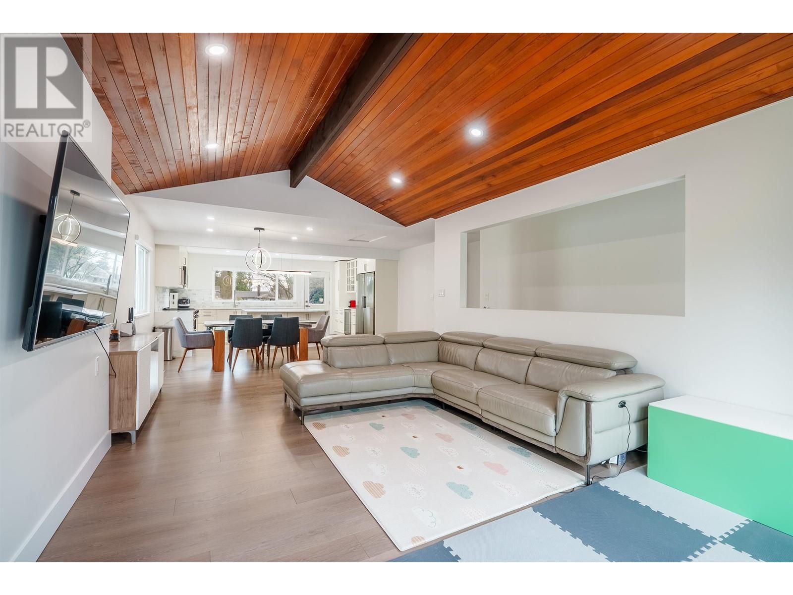 757 E 18th Street, North Vancouver, British Columbia  V7L 2Y7 - Photo 5 - R2981421