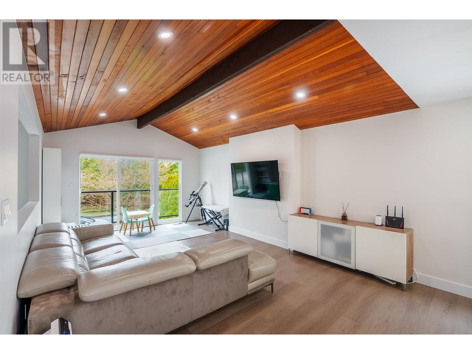 757 E 18th Street, North Vancouver, British Columbia  V7L 2Y7 - Photo 4 - R2981421