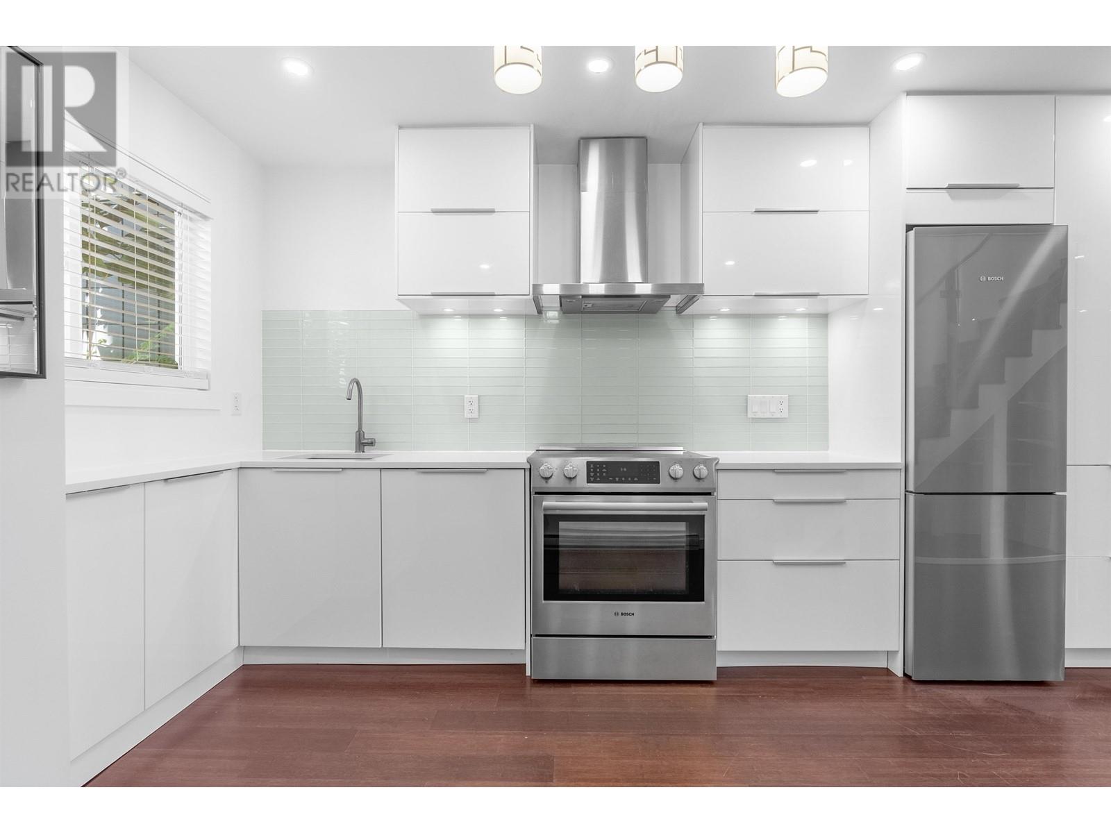 E 733 W 16th Avenue, Vancouver, British Columbia  V5Z 1S8 - Photo 2 - R3013428