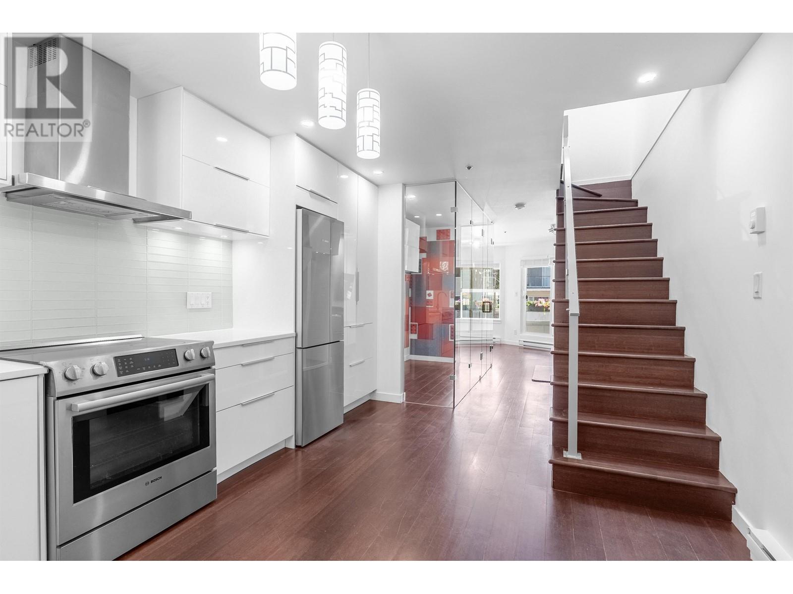 E 733 W 16th Avenue, Vancouver, British Columbia  V5Z 1S8 - Photo 3 - R3013428