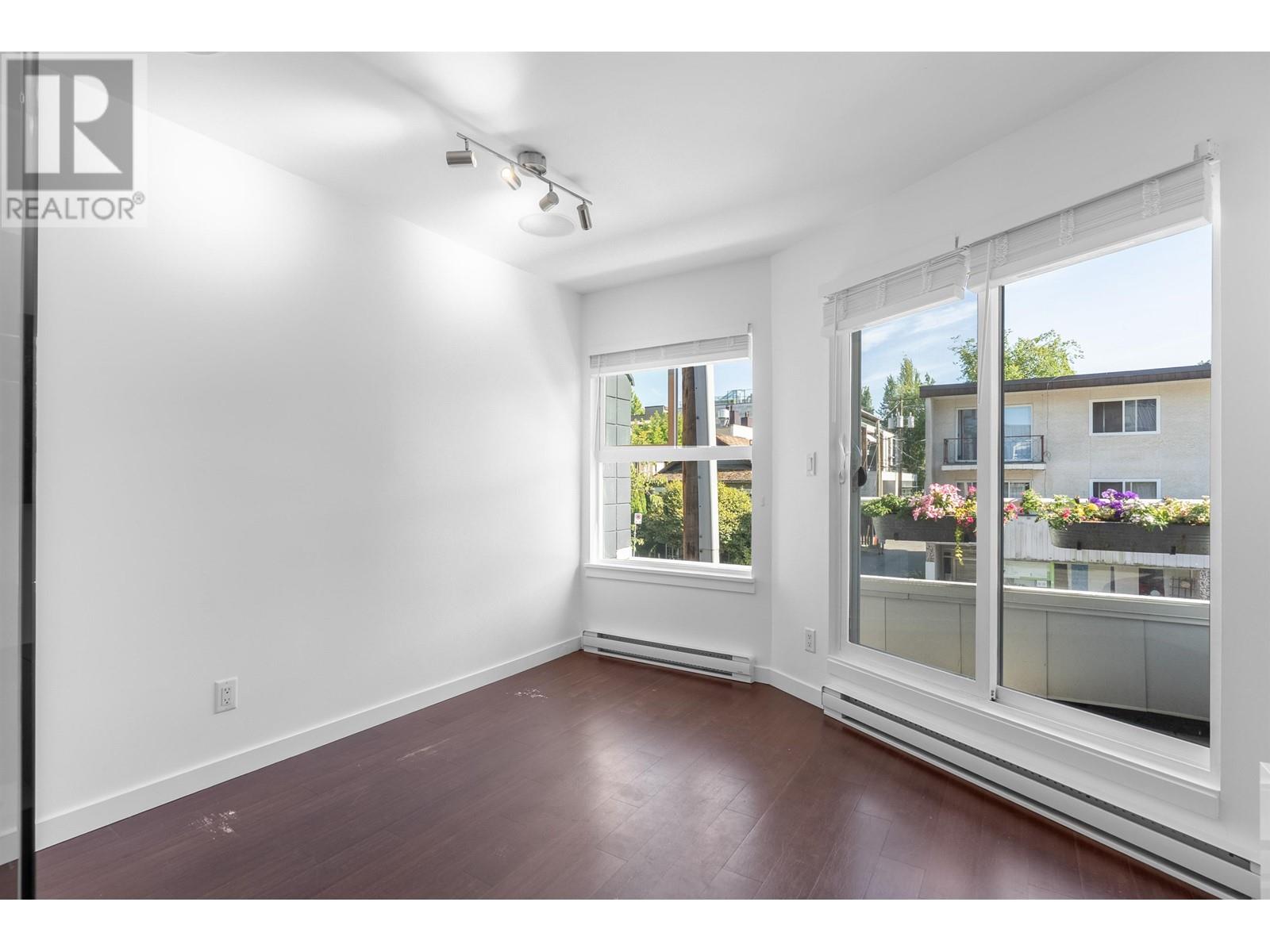 E 733 W 16th Avenue, Vancouver, British Columbia  V5Z 1S8 - Photo 5 - R3013428