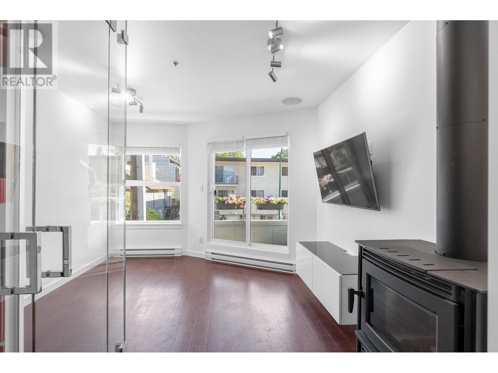 E 733 W 16th Avenue, Vancouver, British Columbia  V5Z 1S8 - Photo 6 - R3013428